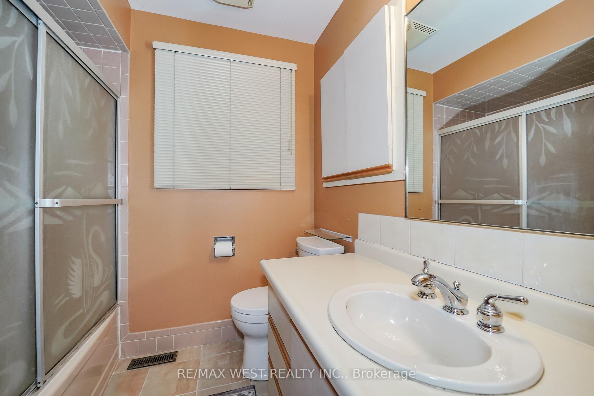 Photo 8 of 16 Opal Court, Etobicoke, Mount Olive-Silverstone-Jamestown — HOMEH