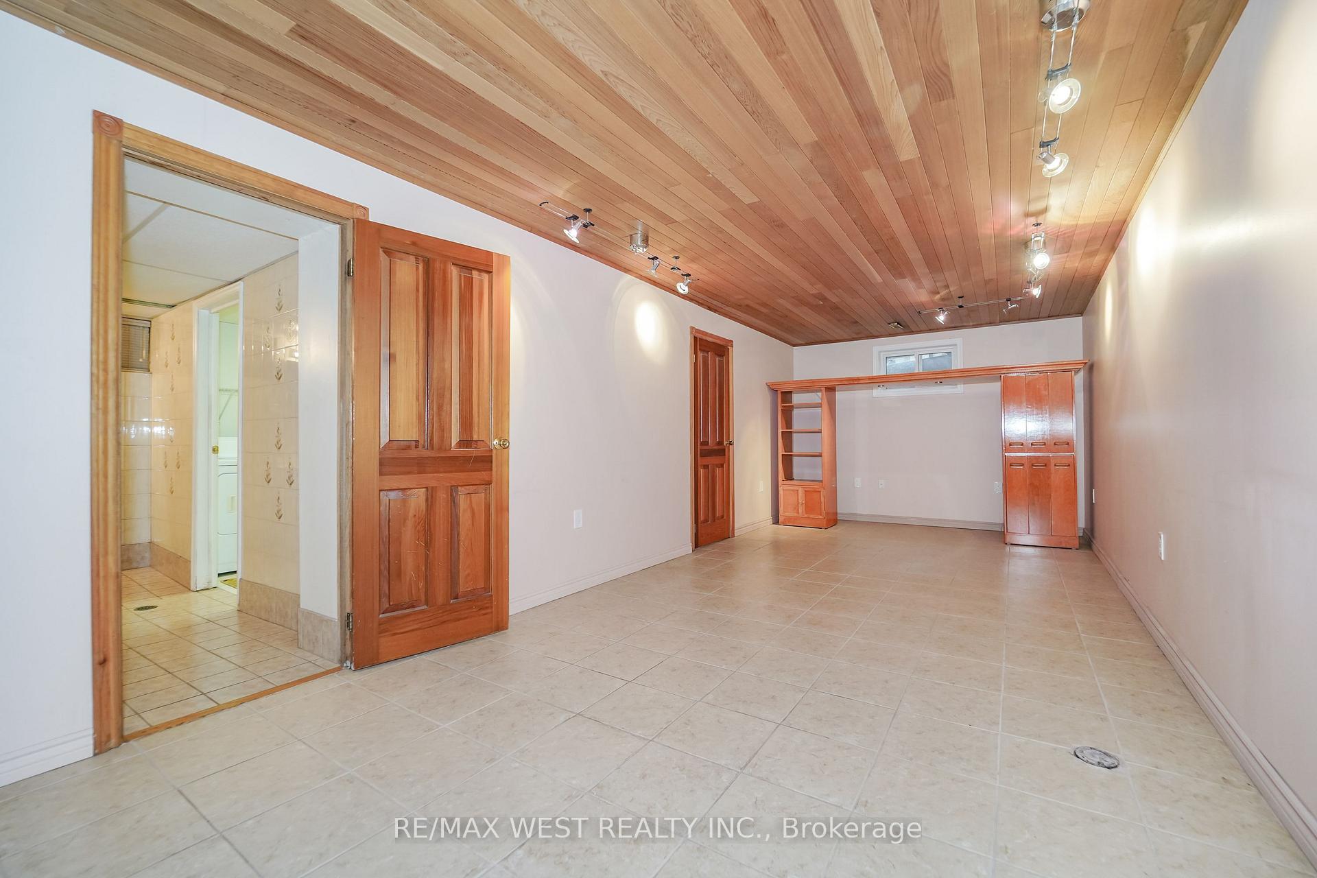 Photo 9 of 16 Opal Court, Etobicoke, Mount Olive-Silverstone-Jamestown — HOMEH
