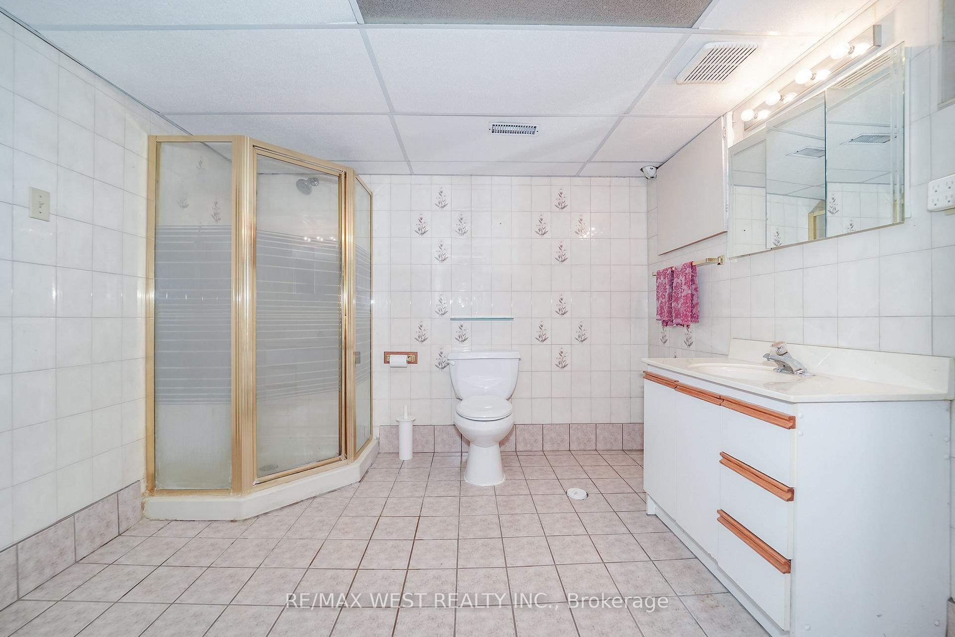 Photo 10 of 16 Opal Court, Etobicoke, Mount Olive-Silverstone-Jamestown — HOMEH