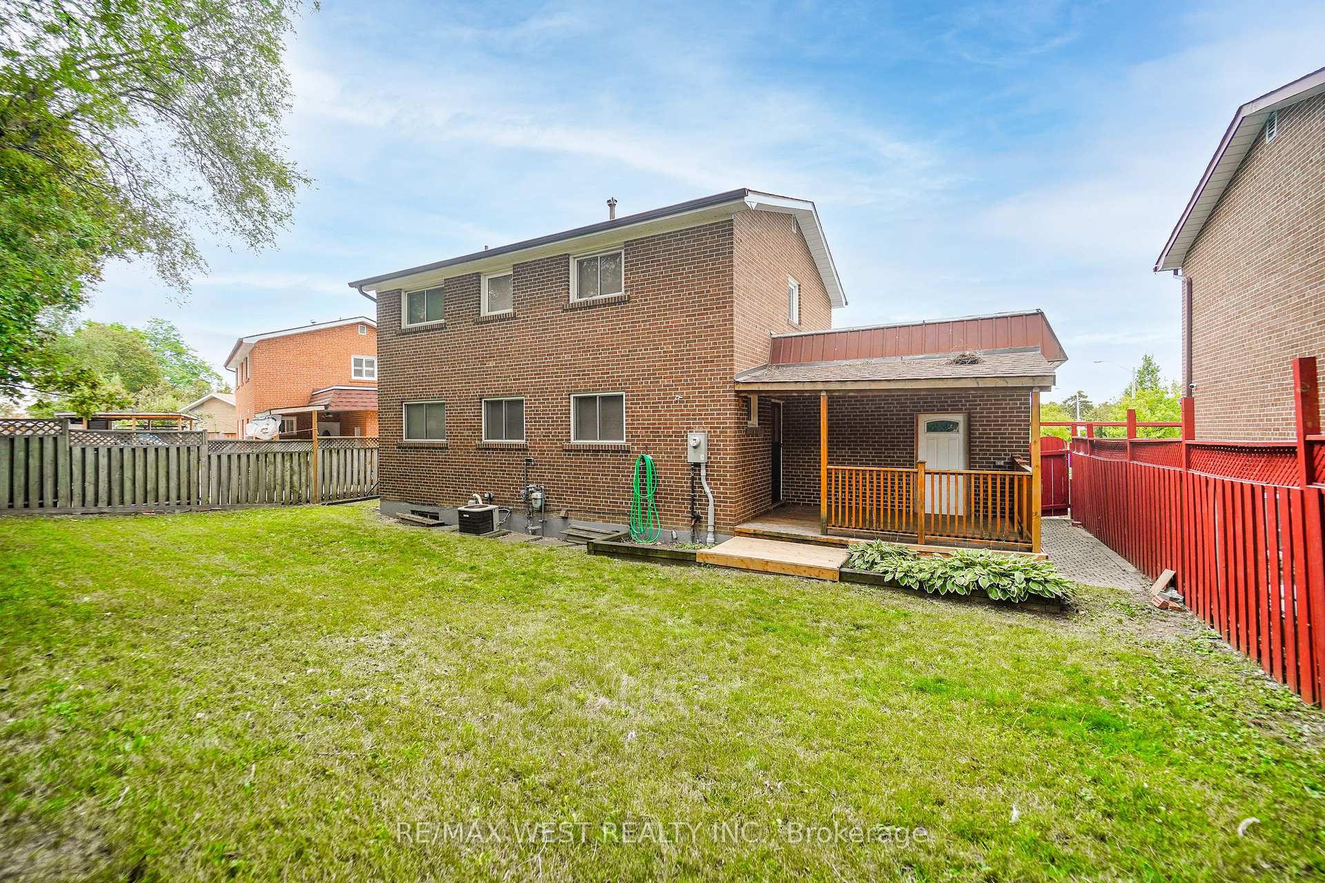 Photo 15 of 16 Opal Court, Etobicoke, Mount Olive-Silverstone-Jamestown — HOMEH