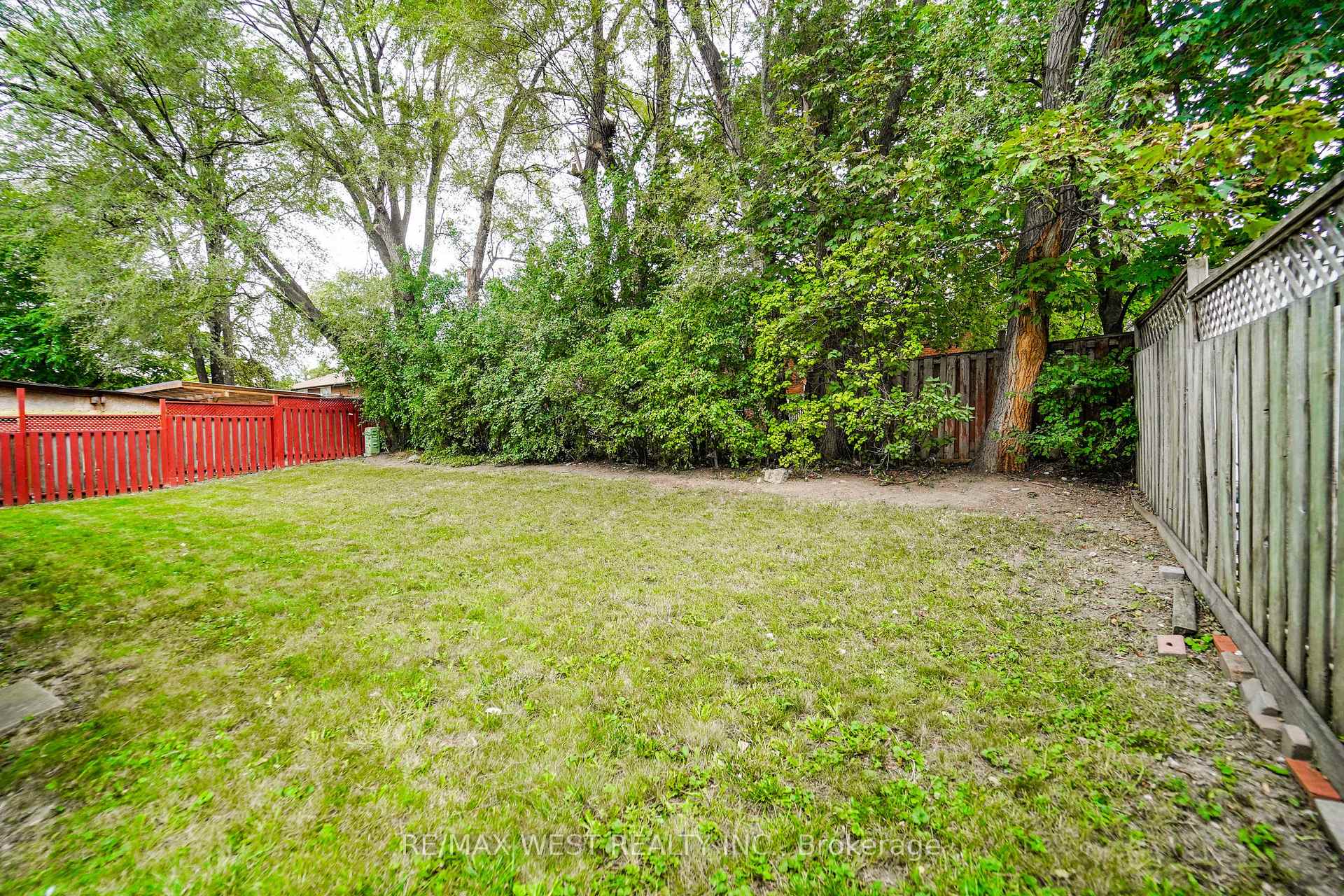 Photo 16 of 16 Opal Court, Etobicoke, Mount Olive-Silverstone-Jamestown — HOMEH