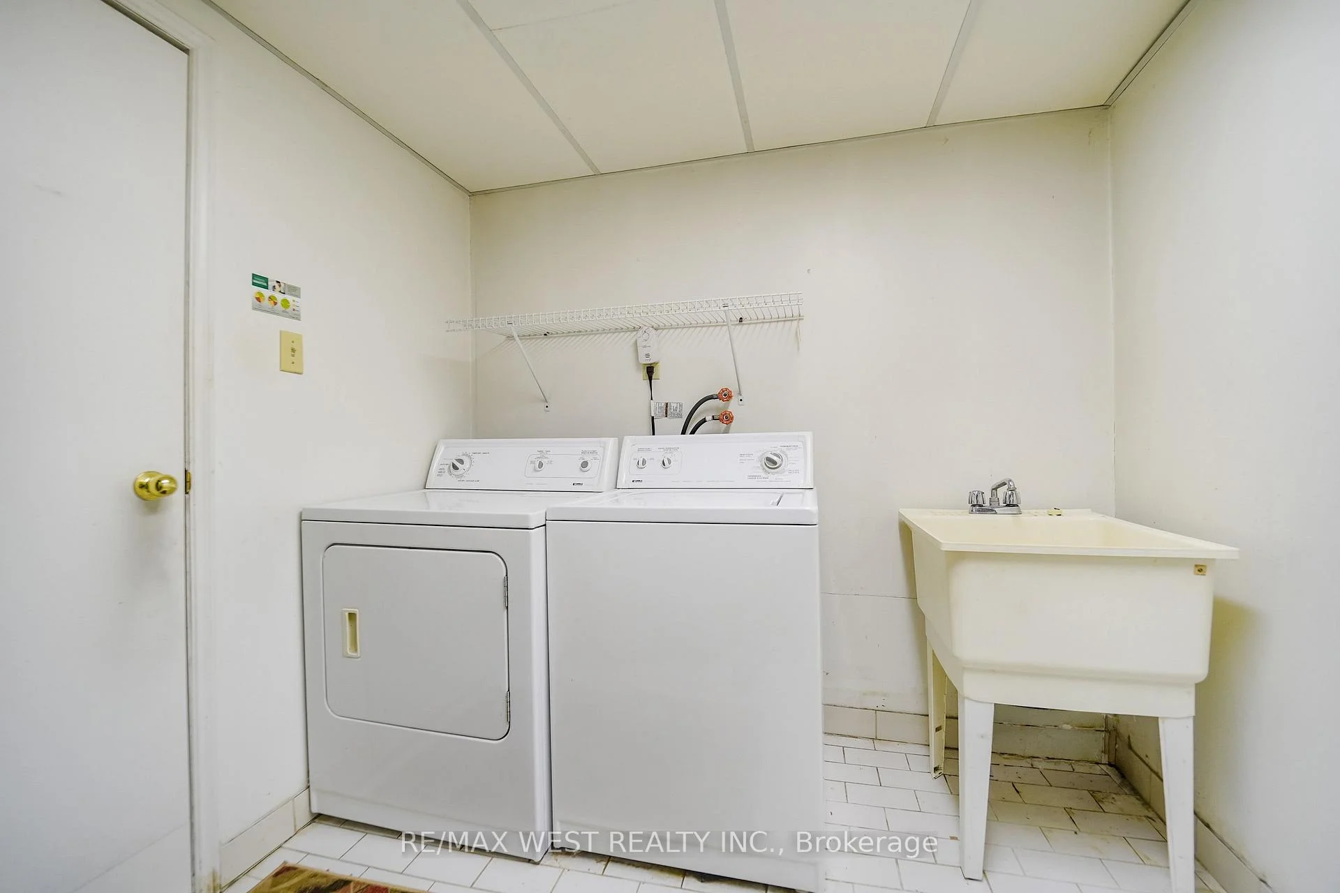 Photo 12 of 16 Opal Court, Etobicoke, Mount Olive-Silverstone-Jamestown — HOMEH