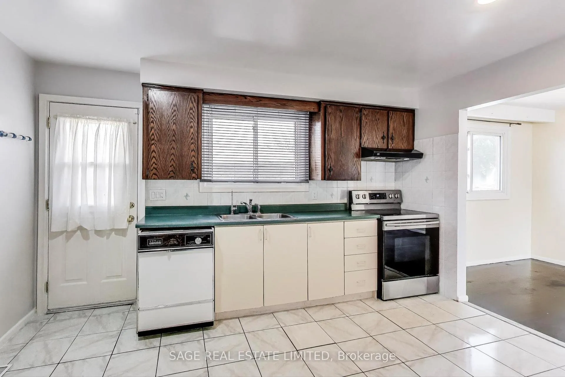 Photo 10 of 72 Glenvale Drive, Hamilton, Gilkson — HOMEH