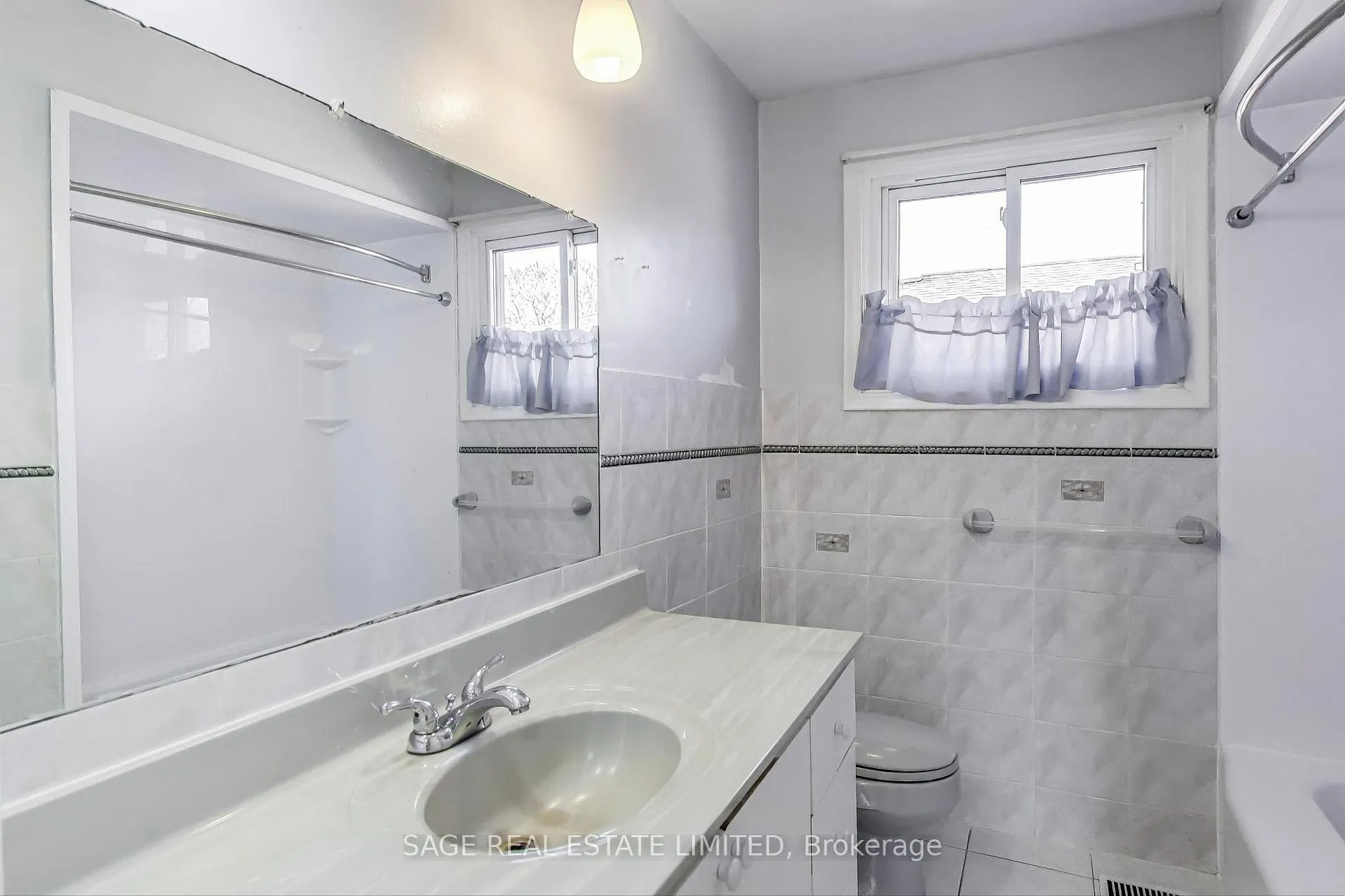 Photo 17 of 72 Glenvale Drive, Hamilton, Gilkson — HOMEH