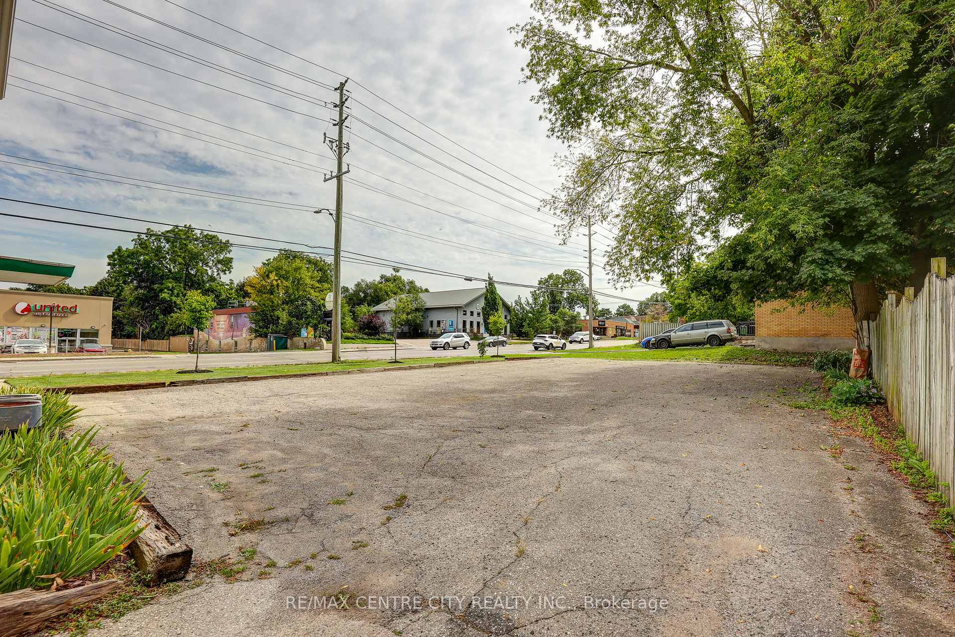Photo 9 of 587 Lambton Street, London, East B — HOMEH