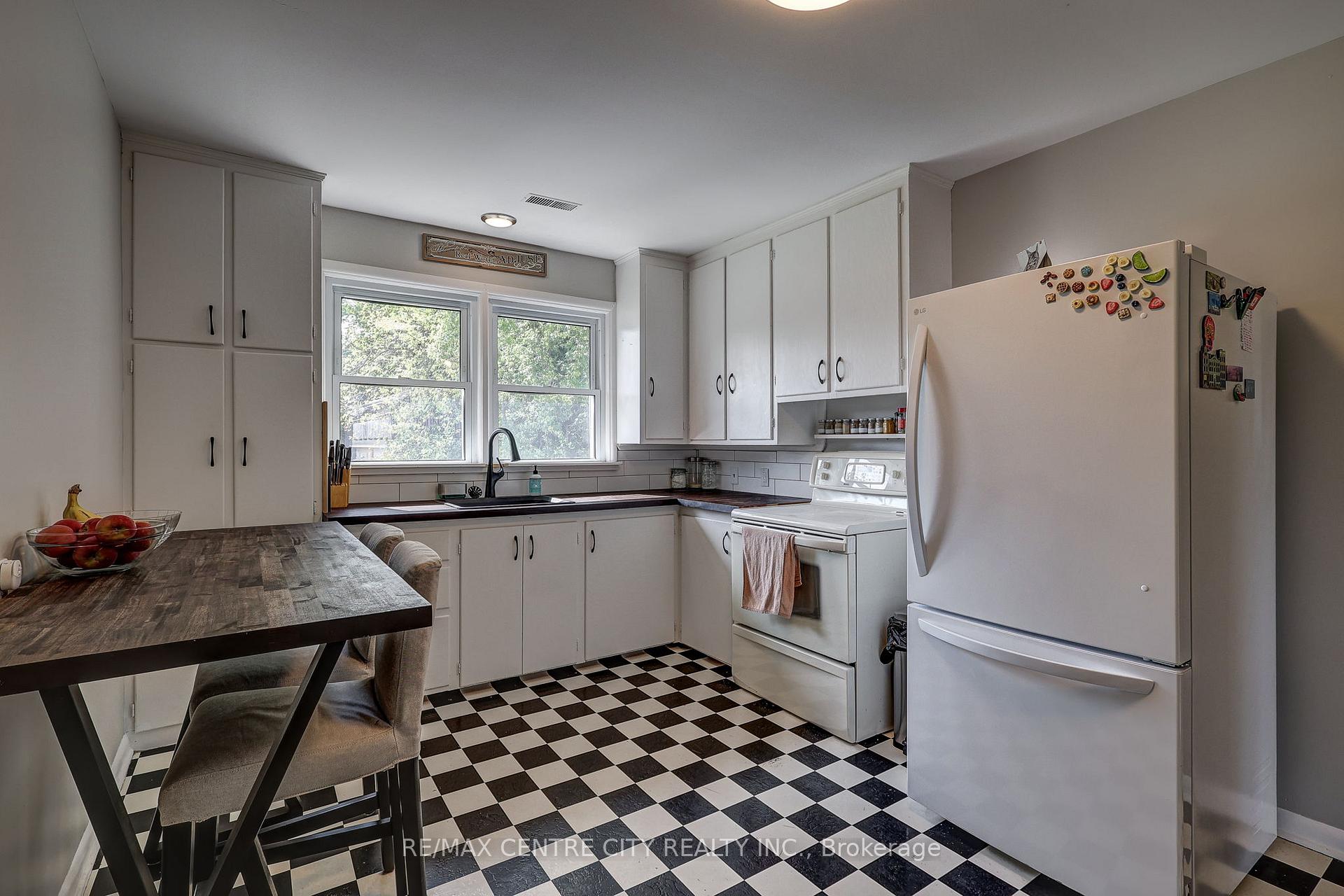 Photo 29 of 587 Lambton Street, London, East B — HOMEH
