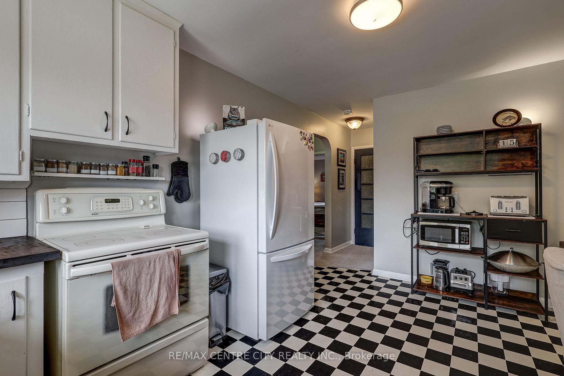 Photo 30 of 587 Lambton Street, London, East B — HOMEH