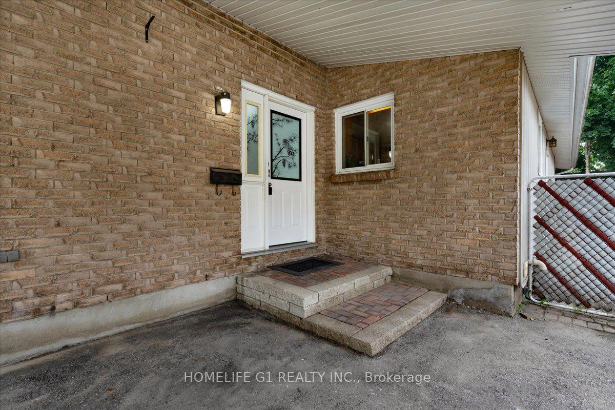 Photo 2 of 19 Milton Avenue W, Cambridge, Silver Heights — HOMEH