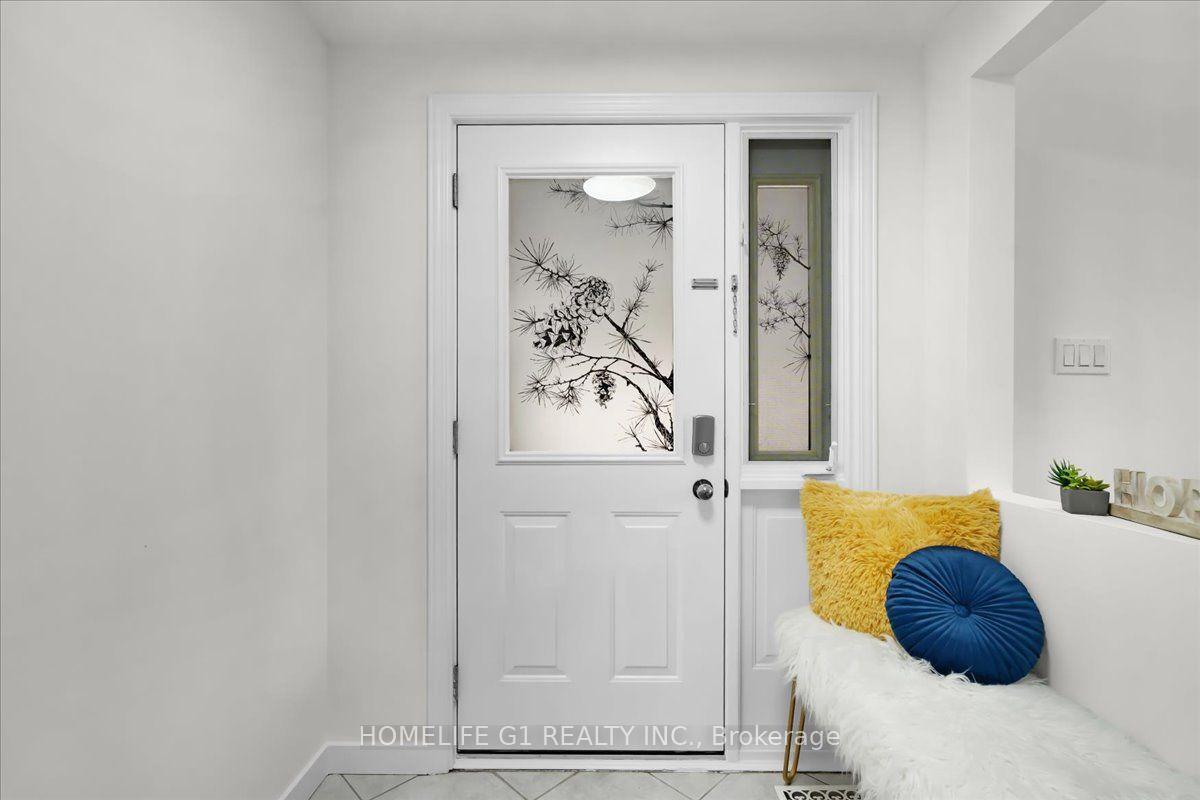 Photo 3 of 19 Milton Avenue W, Cambridge, Silver Heights — HOMEH