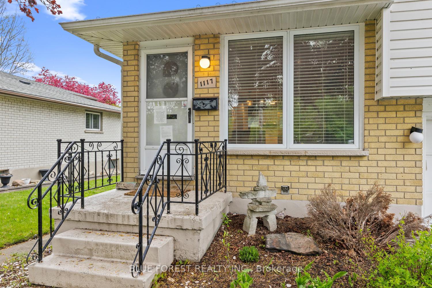 Photo 4 of 1117 Byron Baseline Road, London, South B — HOMEH