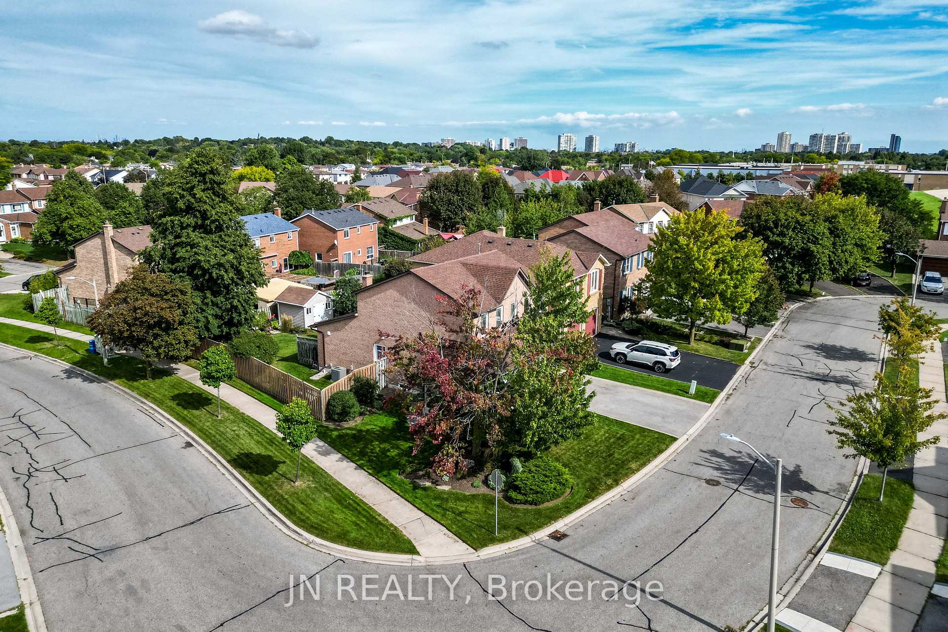 Photo 2 of 2 Nimrod Crescent, Brampton, Westgate — HOMEH