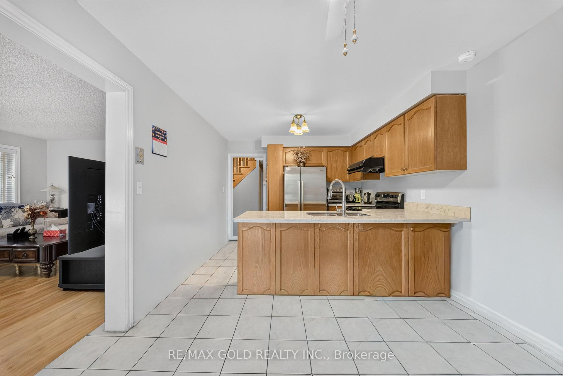 Photo 10 of 142 Pressed Brick Drive, Brampton, Brampton North — HOMEH