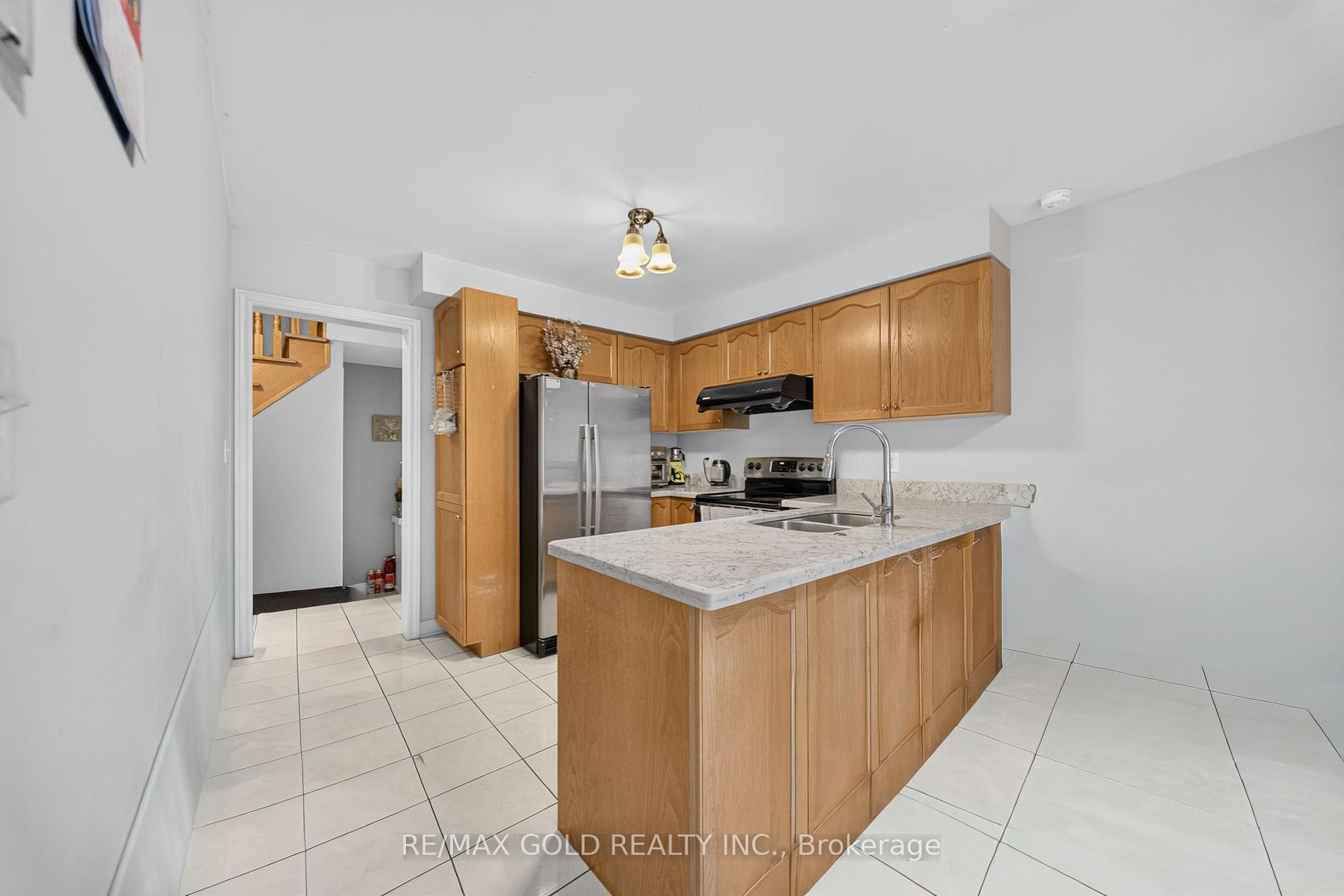 Photo 13 of 142 Pressed Brick Drive, Brampton, Brampton North — HOMEH