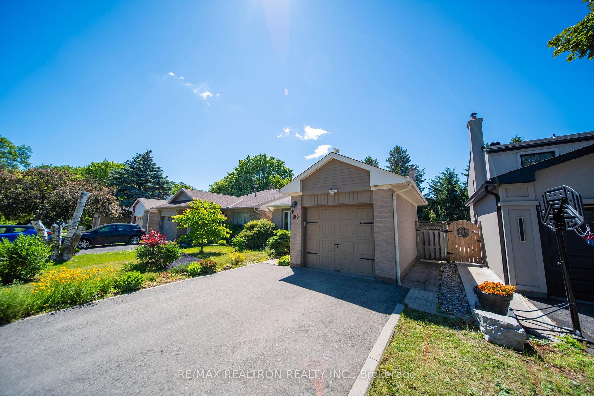 Photo 4 of 199 Weldrick Road W, Richmond Hill, North Richvale — HOMEH