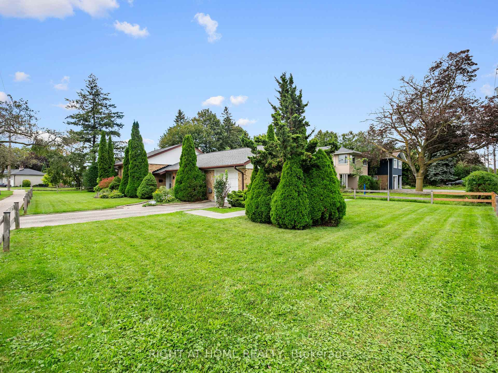 Photo 2 of 2 Leavenworth Crescent, Etobicoke, Markland Wood — HOMEH