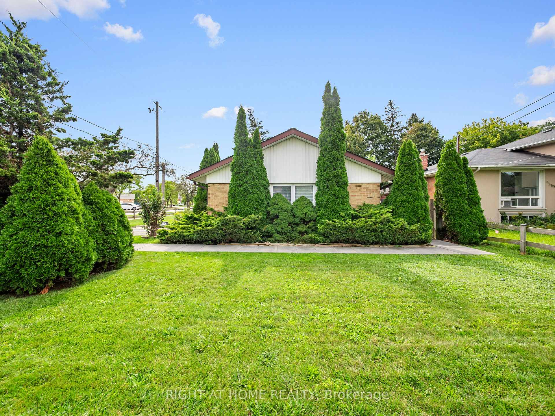 Photo 3 of 2 Leavenworth Crescent, Etobicoke, Markland Wood — HOMEH
