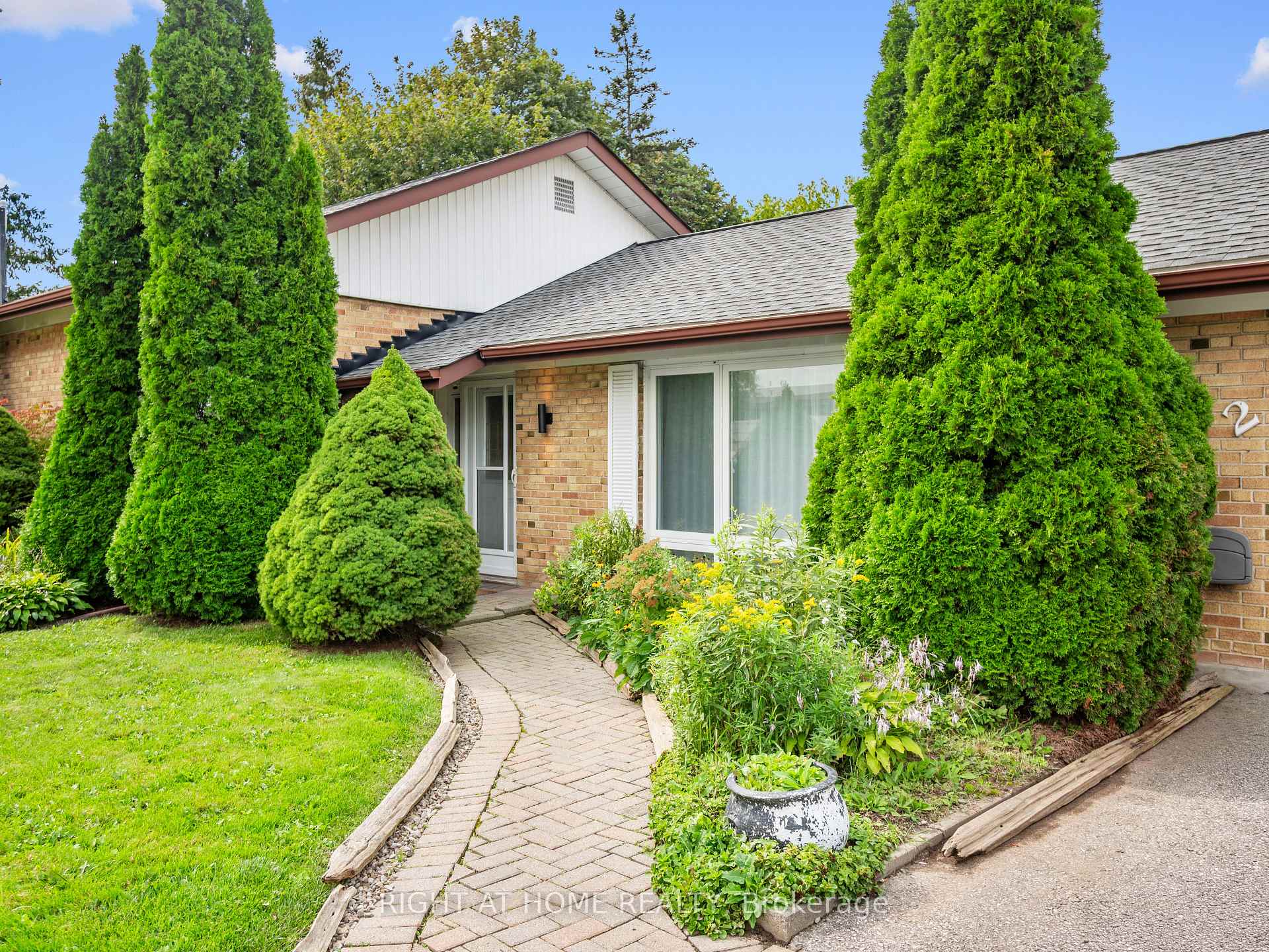 Photo 4 of 2 Leavenworth Crescent, Etobicoke, Markland Wood — HOMEH