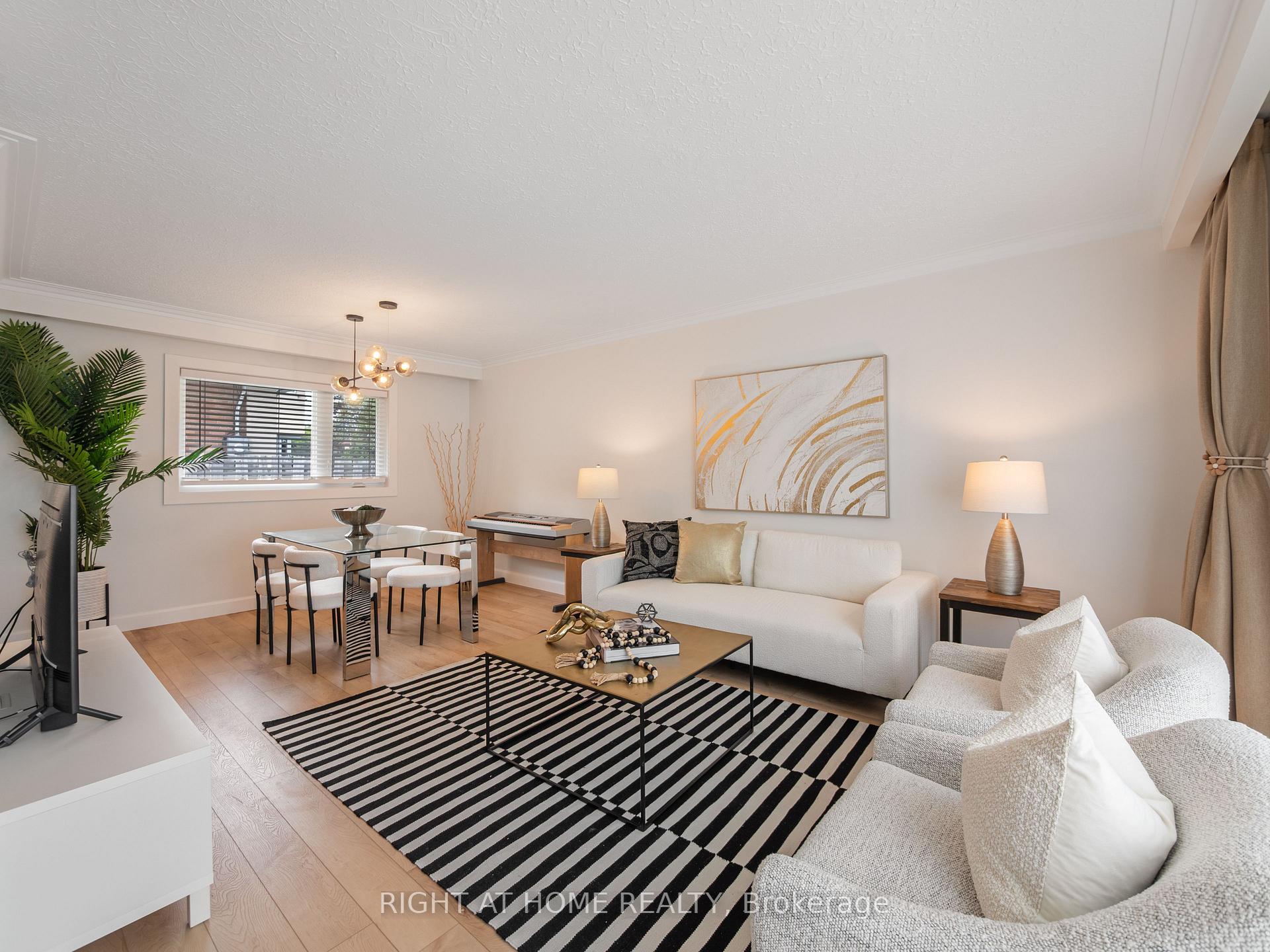 Photo 5 of 2 Leavenworth Crescent, Etobicoke, Markland Wood — HOMEH