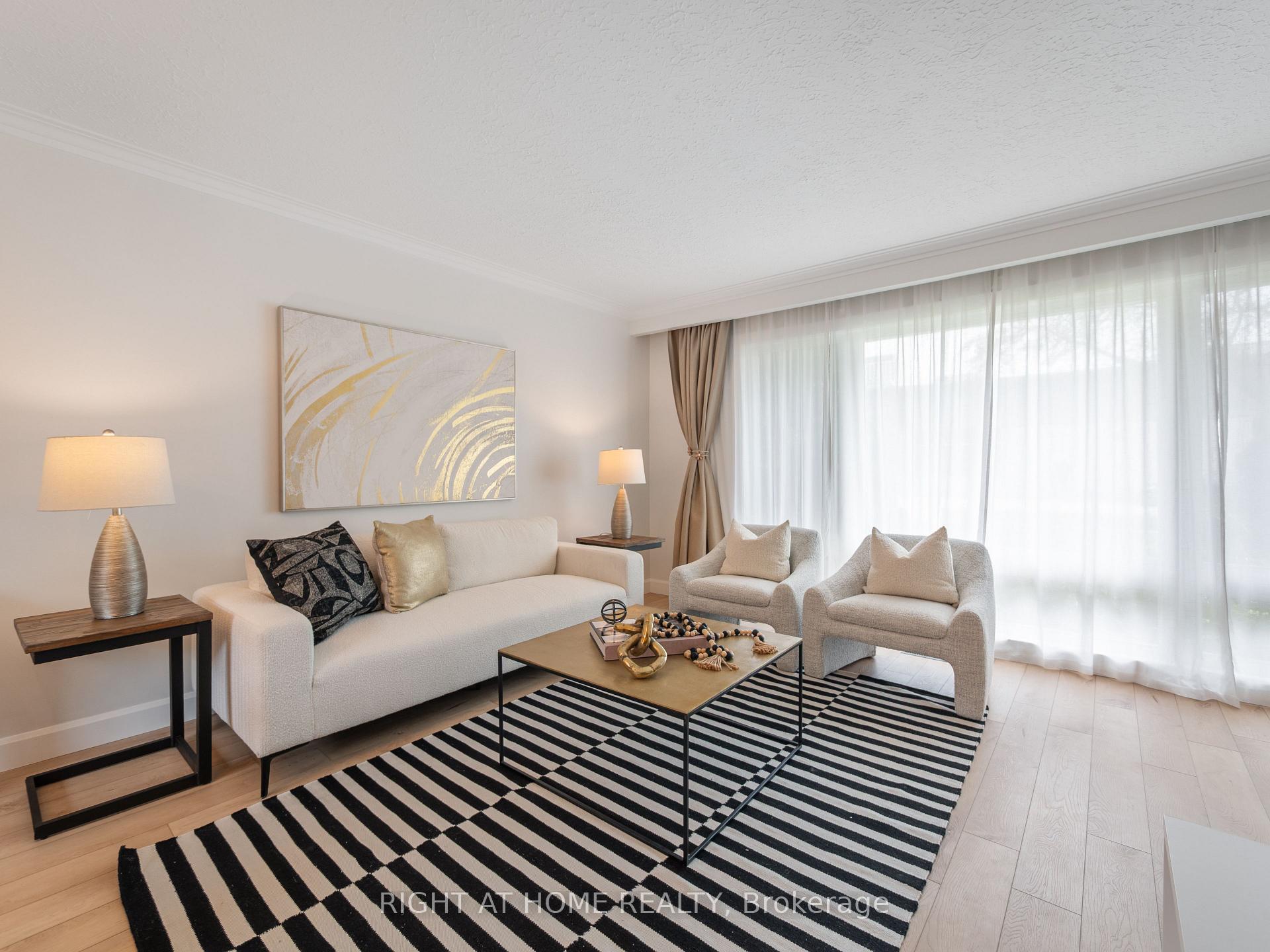 Photo 6 of 2 Leavenworth Crescent, Etobicoke, Markland Wood — HOMEH