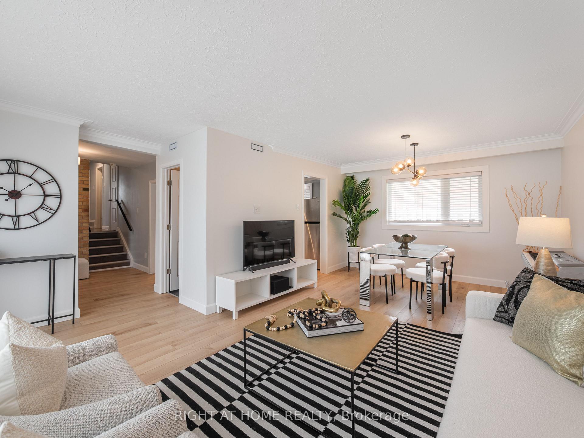 Photo 7 of 2 Leavenworth Crescent, Etobicoke, Markland Wood — HOMEH