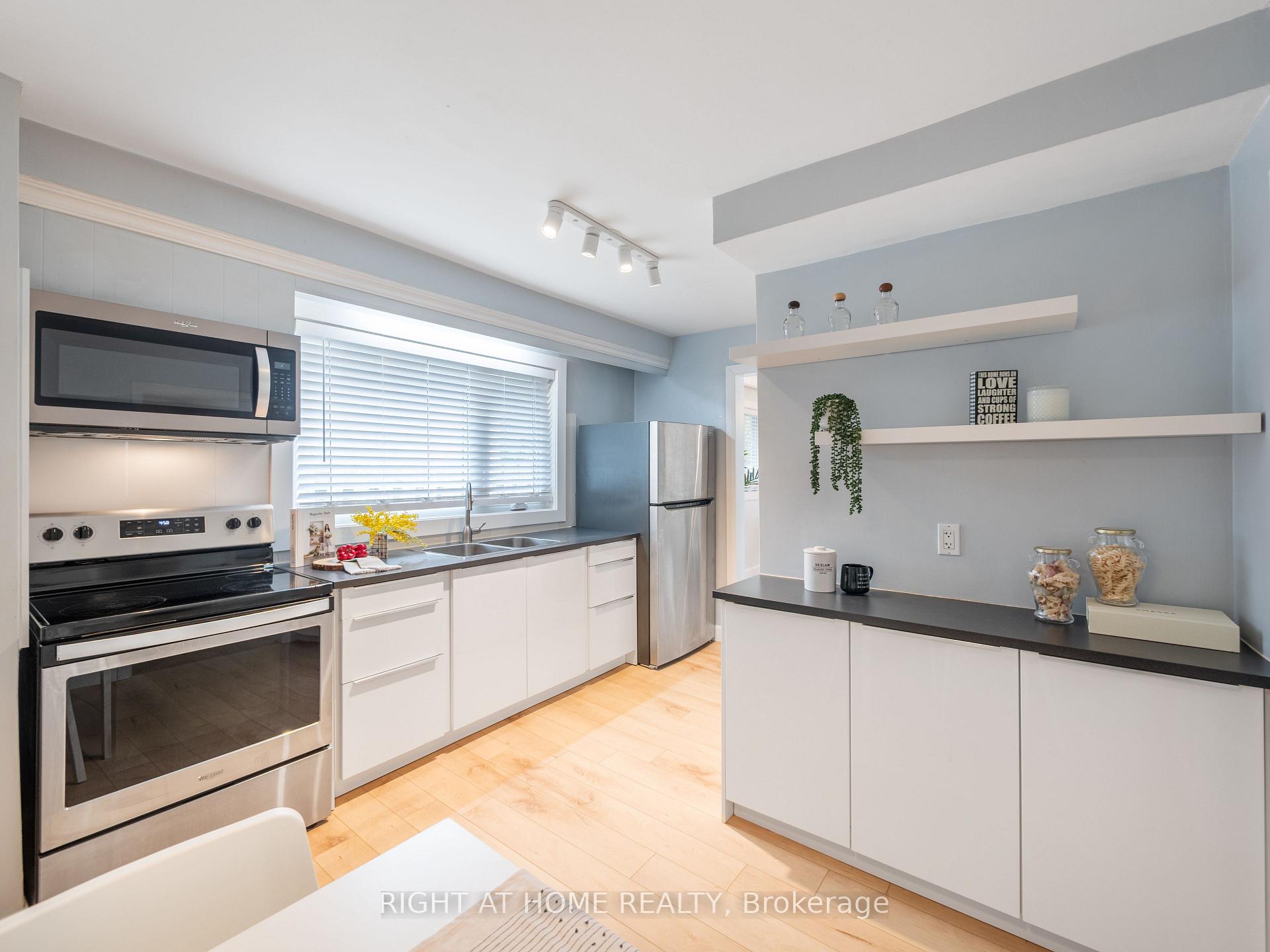 Photo 10 of 2 Leavenworth Crescent, Etobicoke, Markland Wood — HOMEH