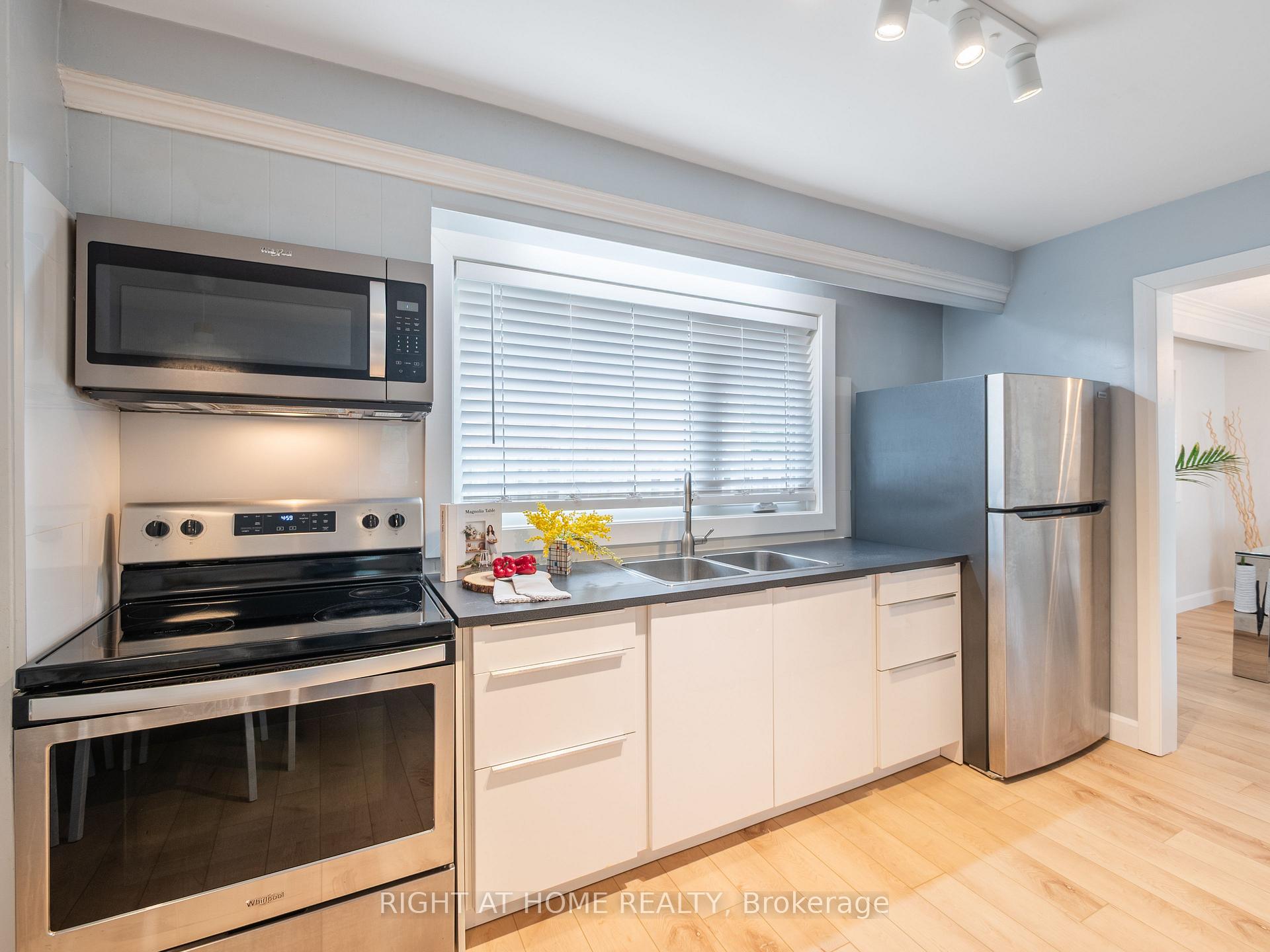 Photo 11 of 2 Leavenworth Crescent, Etobicoke, Markland Wood — HOMEH