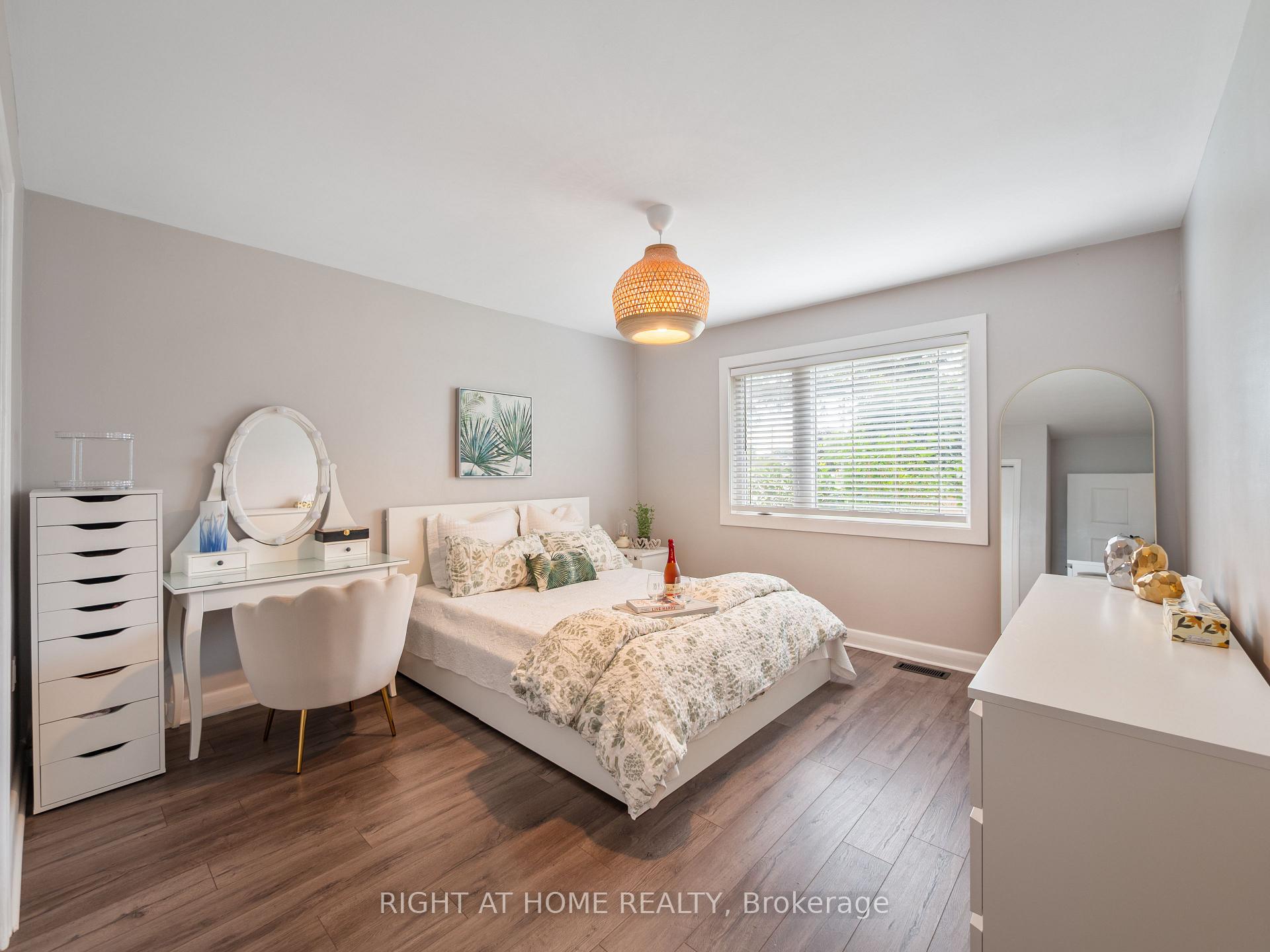Photo 14 of 2 Leavenworth Crescent, Etobicoke, Markland Wood — HOMEH