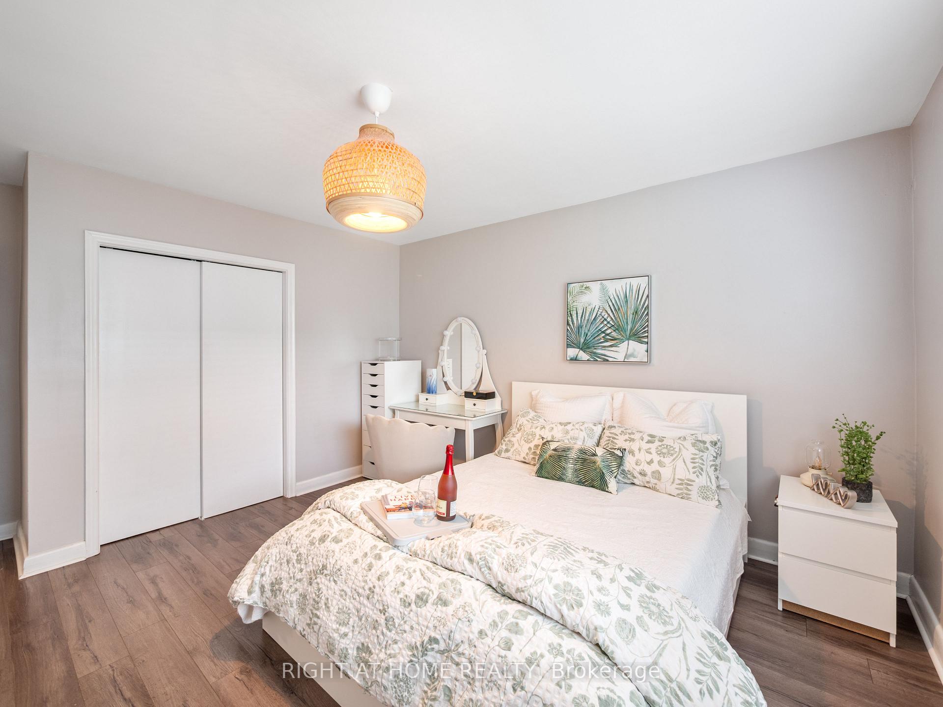 Photo 15 of 2 Leavenworth Crescent, Etobicoke, Markland Wood — HOMEH