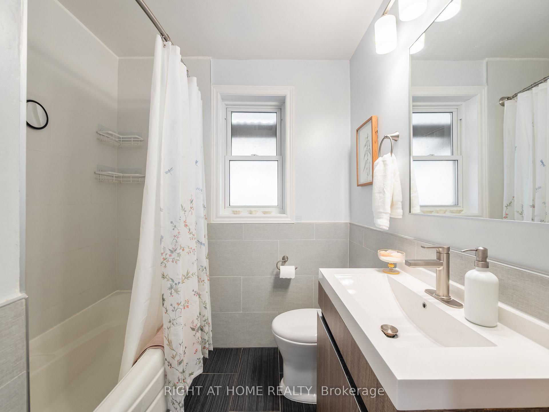 Photo 21 of 2 Leavenworth Crescent, Etobicoke, Markland Wood — HOMEH