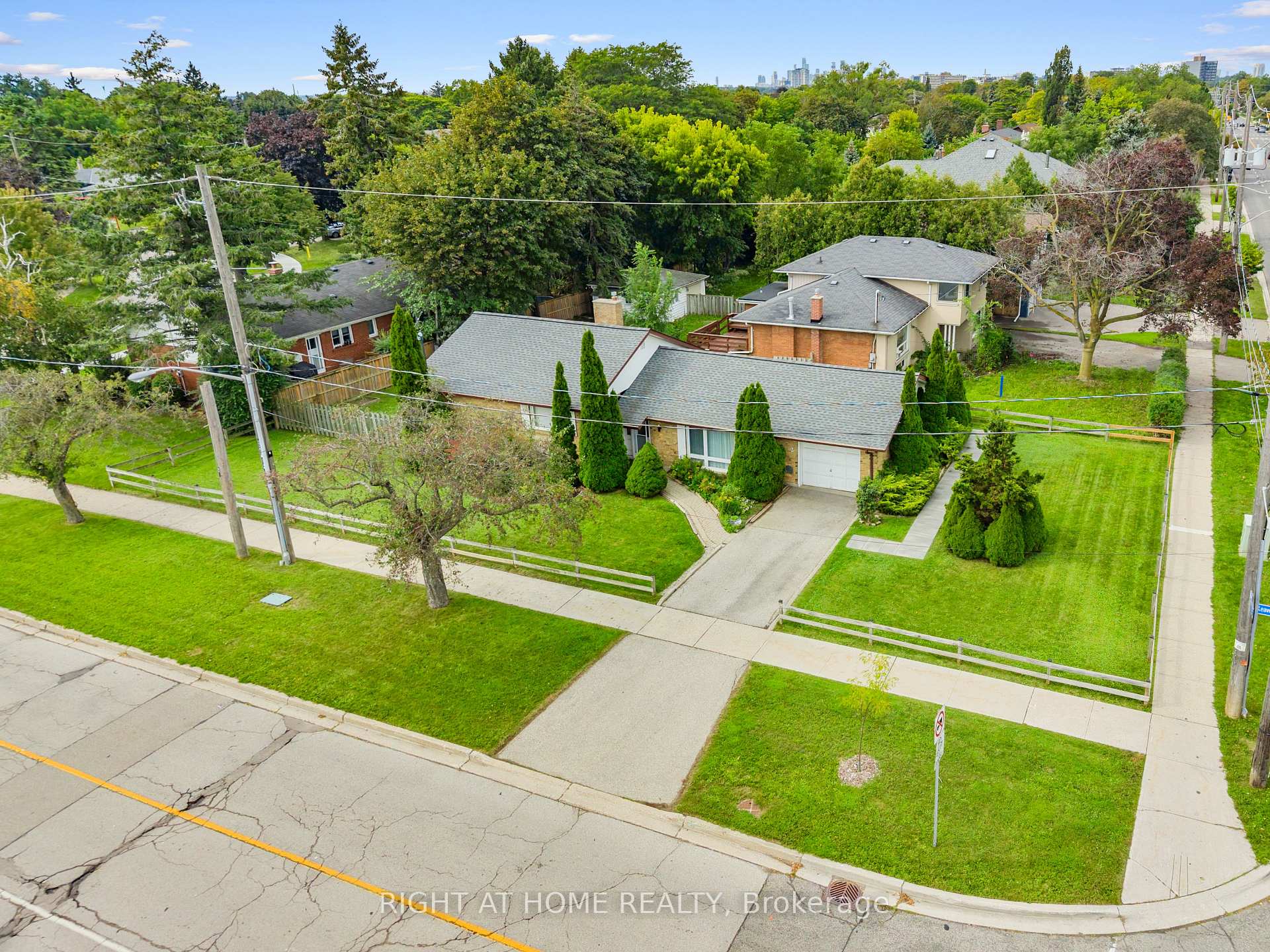 Photo 31 of 2 Leavenworth Crescent, Etobicoke, Markland Wood — HOMEH