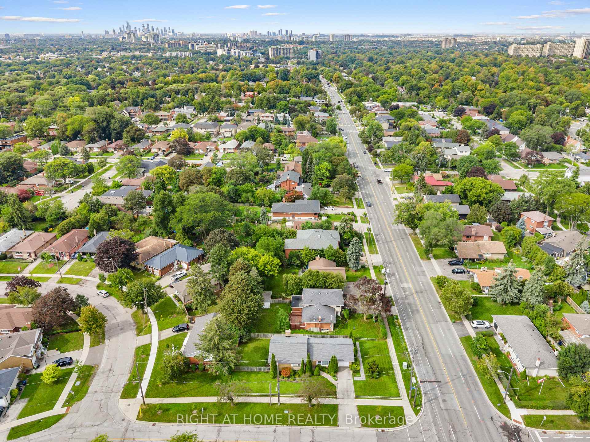 Photo 32 of 2 Leavenworth Crescent, Etobicoke, Markland Wood — HOMEH