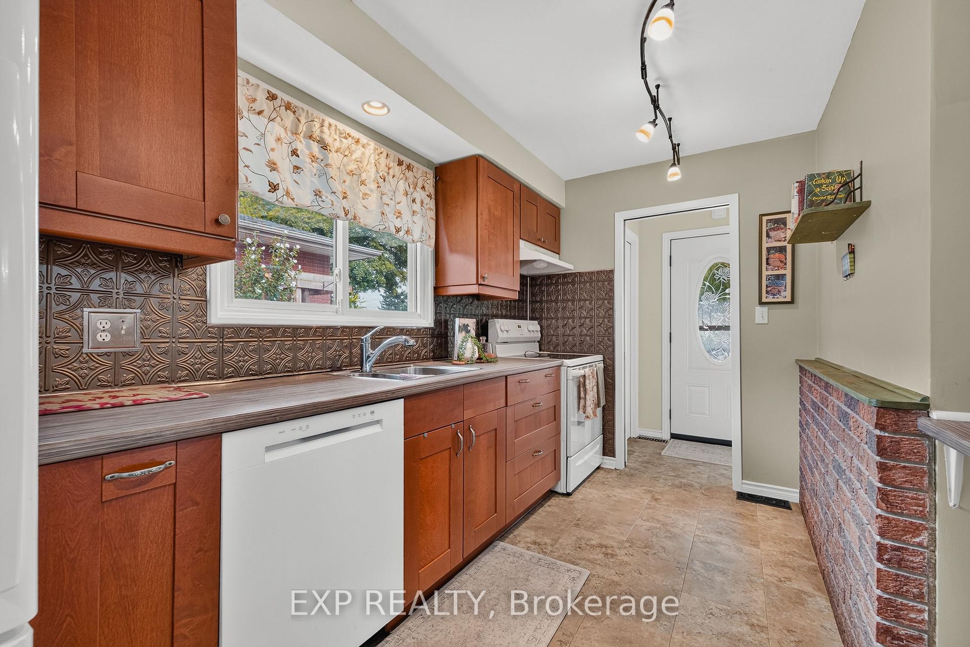 Photo 12 of 1393 Pineview Avenue, Cambridge, Lang's Farm — HOMEH