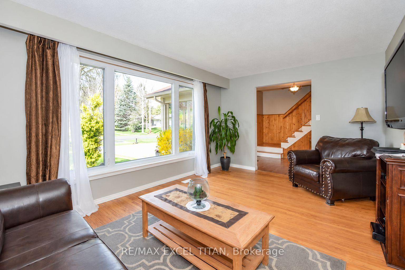 Photo 3 of 62 Delaware Avenue, Guelph, Victoria North — HOMEH