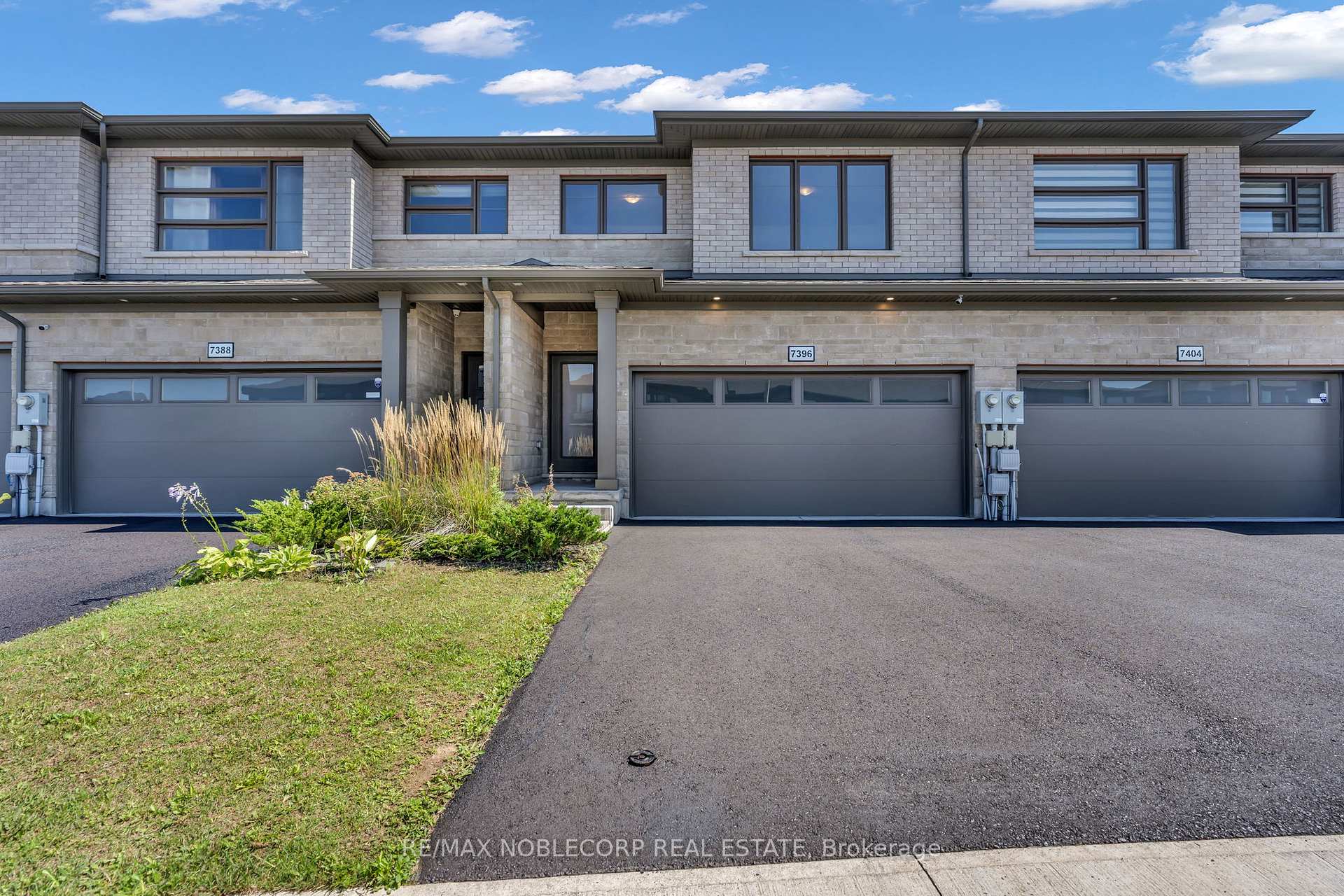 Photo 2 of 7396 Matteo Drive, Niagara Falls, Brown — HOMEH