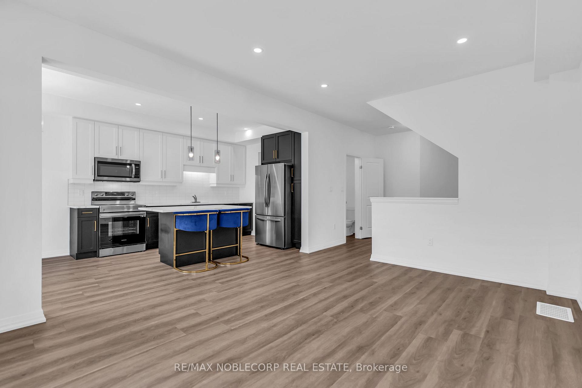 Photo 4 of 7396 Matteo Drive, Niagara Falls, Brown — HOMEH