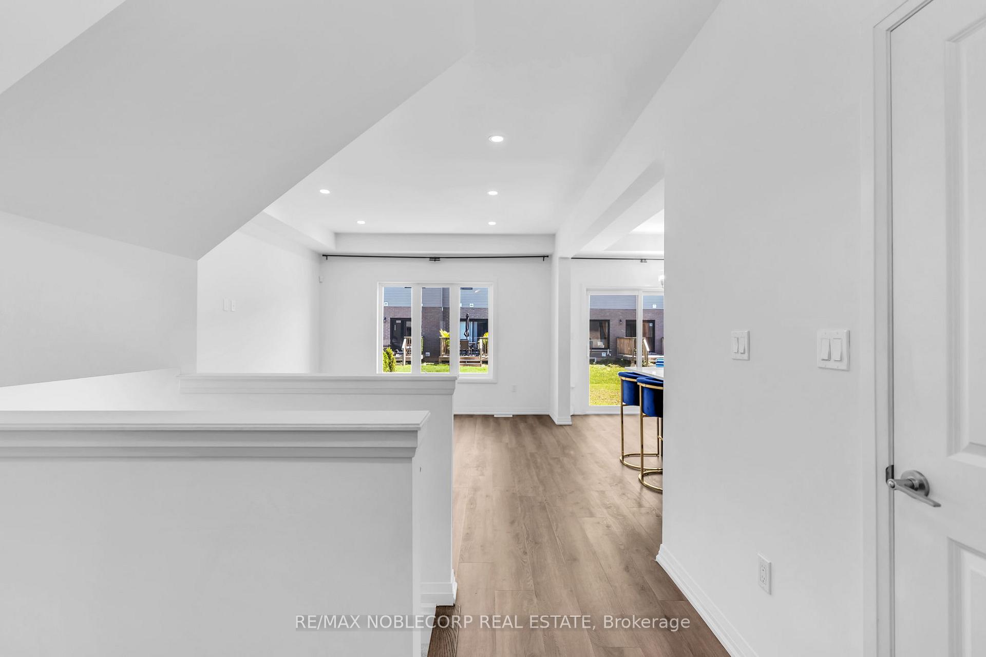 Photo 5 of 7396 Matteo Drive, Niagara Falls, Brown — HOMEH