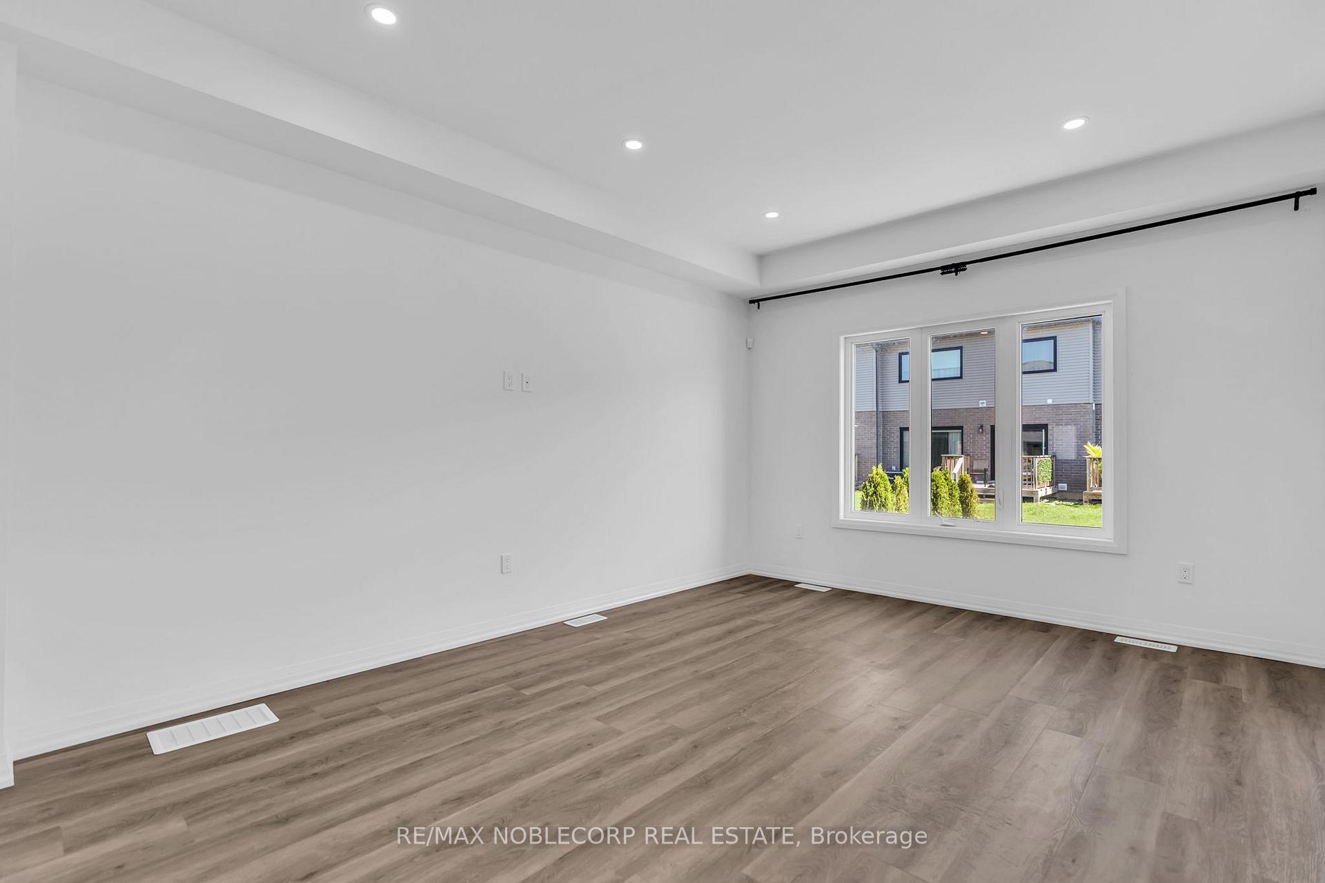 Photo 6 of 7396 Matteo Drive, Niagara Falls, Brown — HOMEH