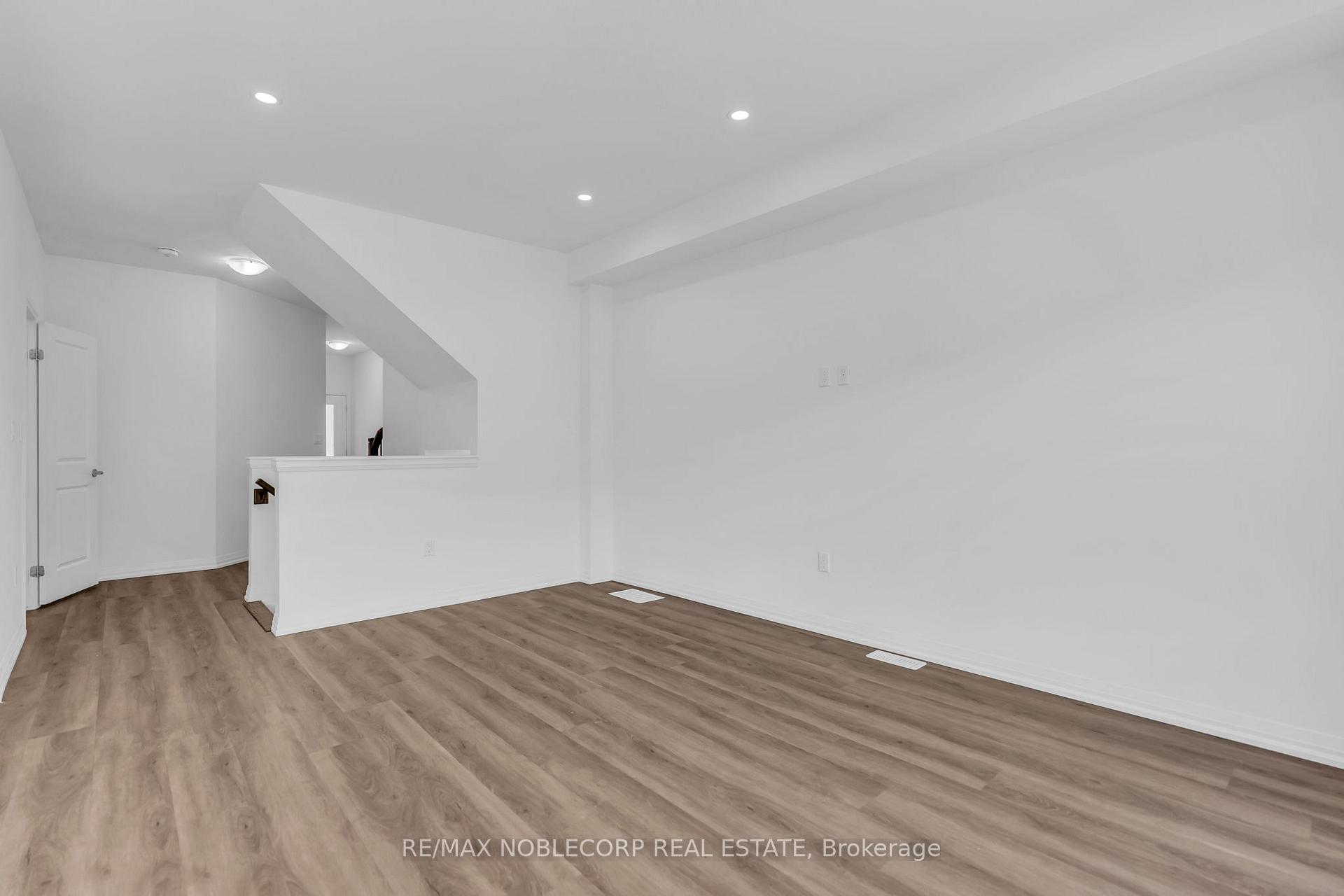 Photo 7 of 7396 Matteo Drive, Niagara Falls, Brown — HOMEH