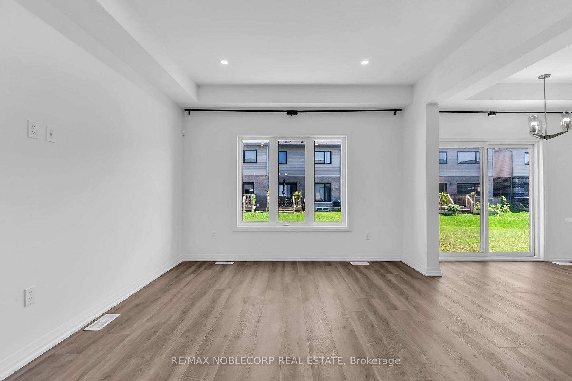 Photo 8 of 7396 Matteo Drive, Niagara Falls, Brown — HOMEH
