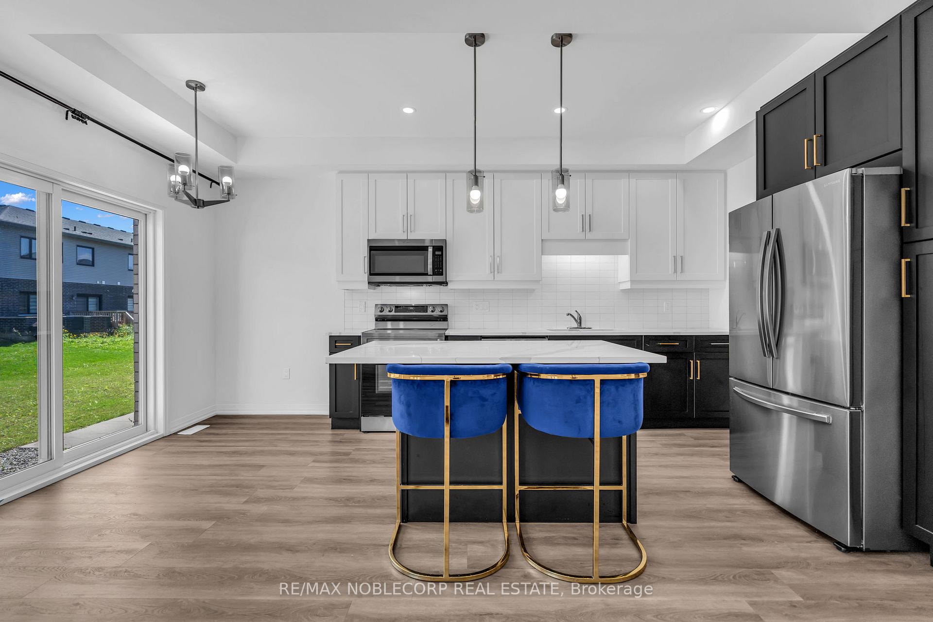 Photo 9 of 7396 Matteo Drive, Niagara Falls, Brown — HOMEH