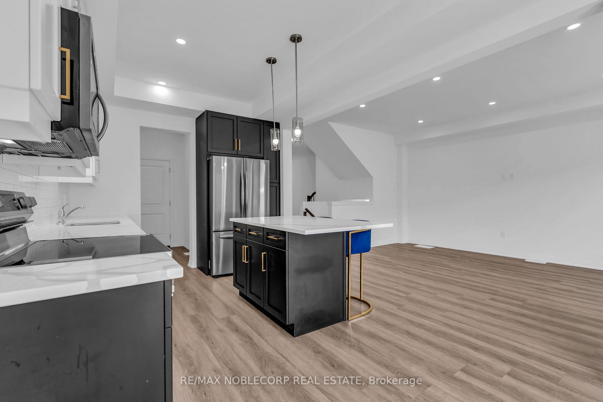 Photo 11 of 7396 Matteo Drive, Niagara Falls, Brown — HOMEH
