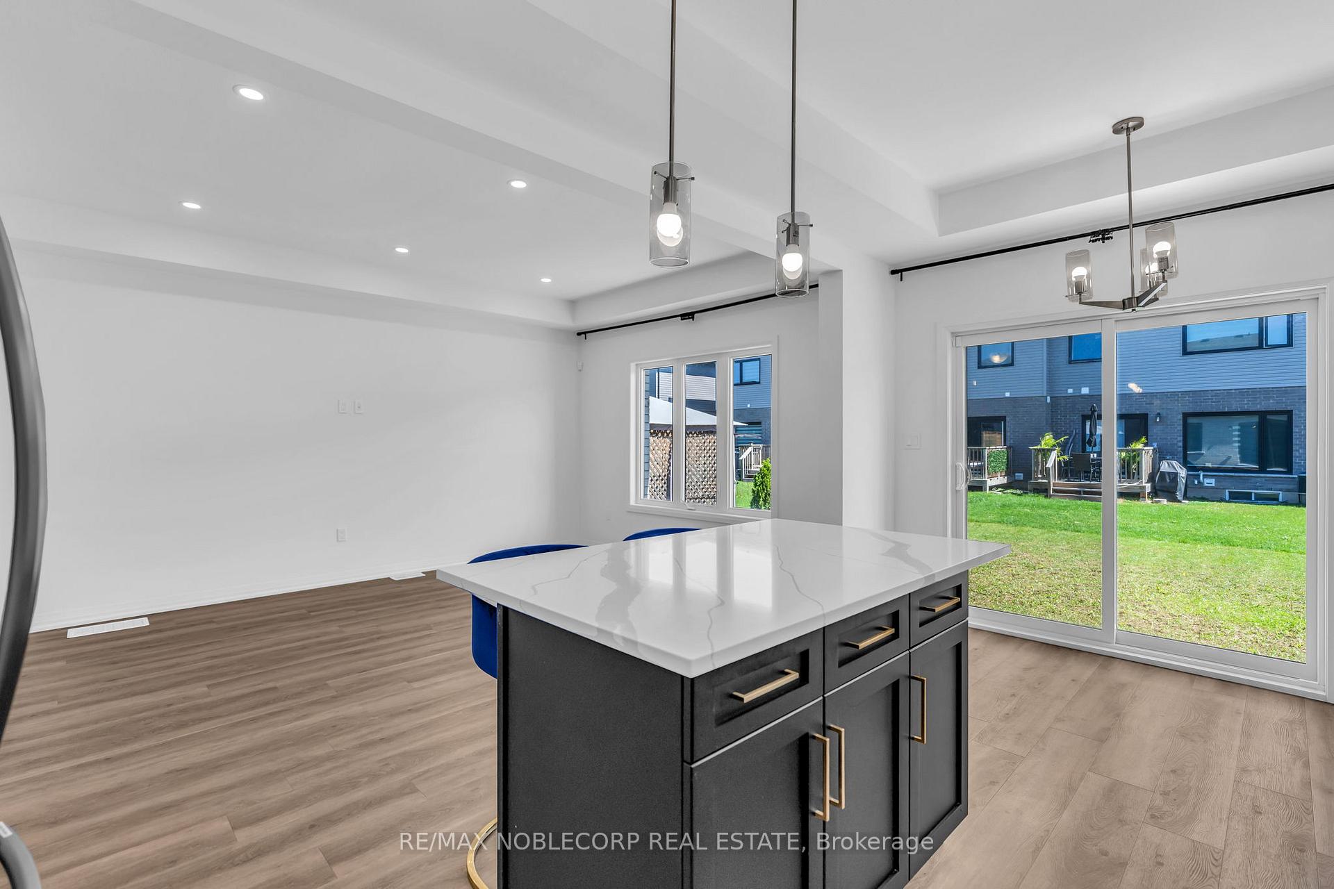 Photo 12 of 7396 Matteo Drive, Niagara Falls, Brown — HOMEH