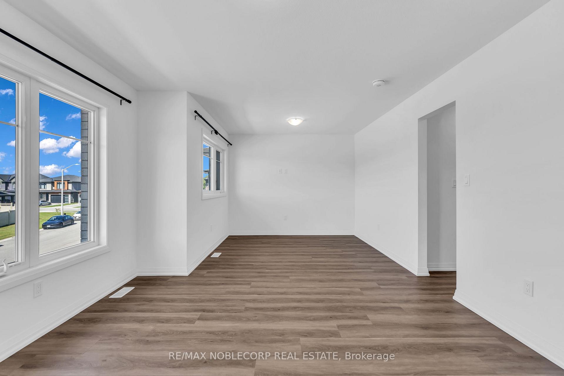 Photo 17 of 7396 Matteo Drive, Niagara Falls, Brown — HOMEH