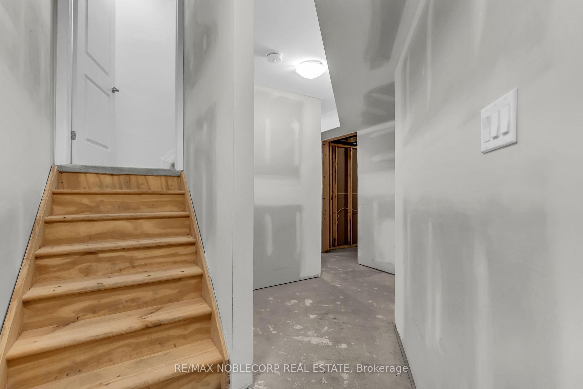 Photo 25 of 7396 Matteo Drive, Niagara Falls, Brown — HOMEH