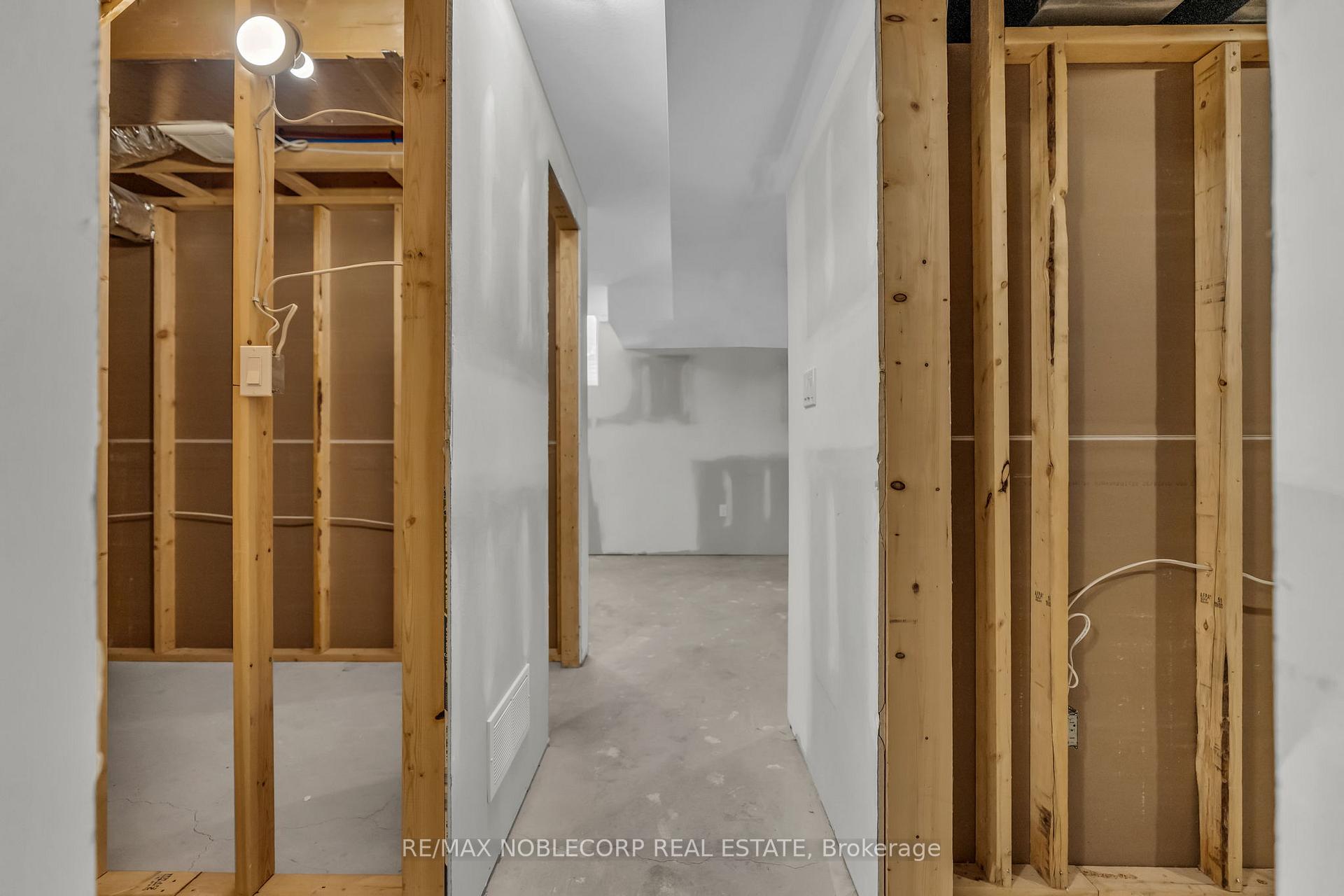 Photo 26 of 7396 Matteo Drive, Niagara Falls, Brown — HOMEH