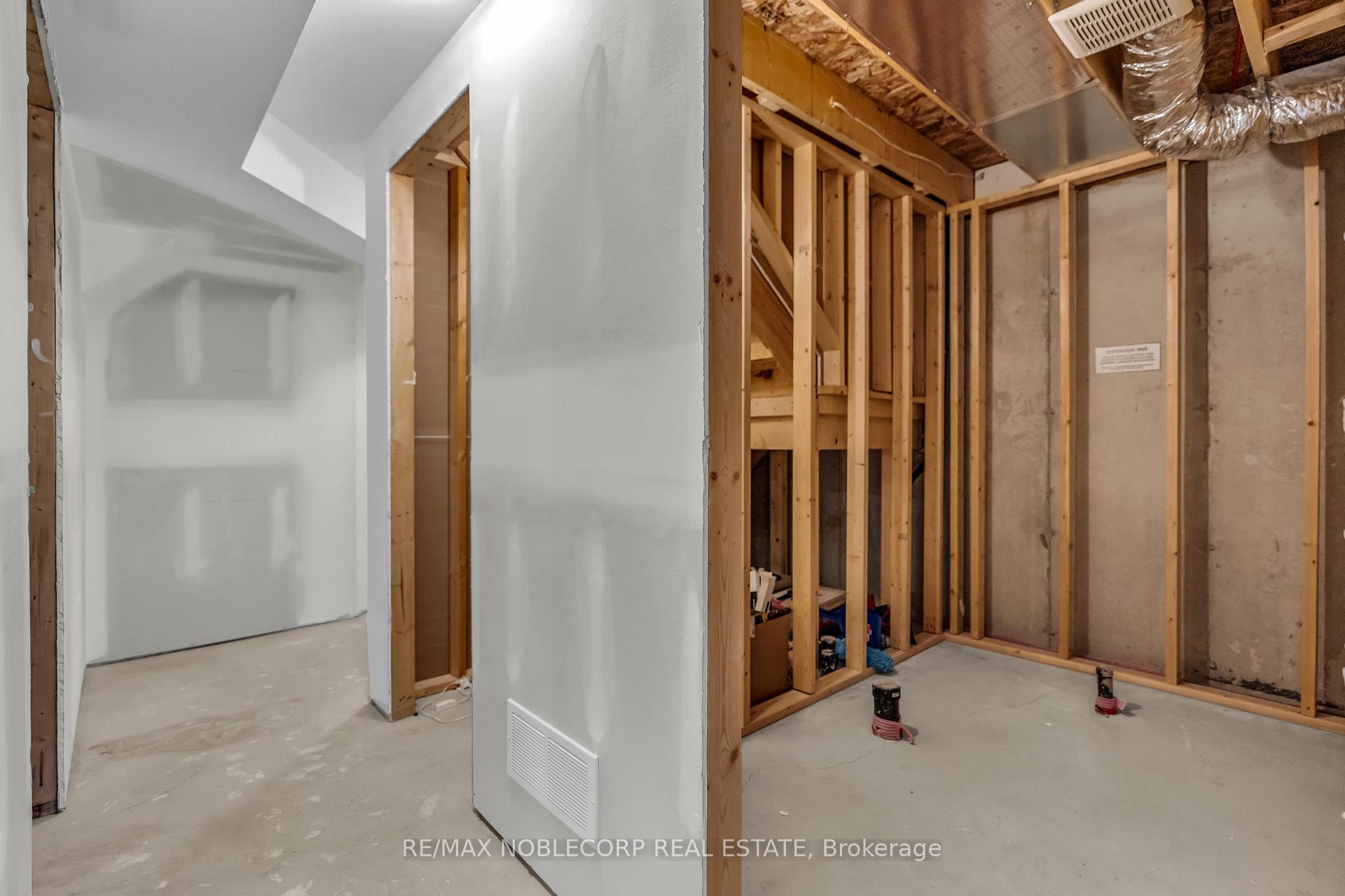 Photo 27 of 7396 Matteo Drive, Niagara Falls, Brown — HOMEH