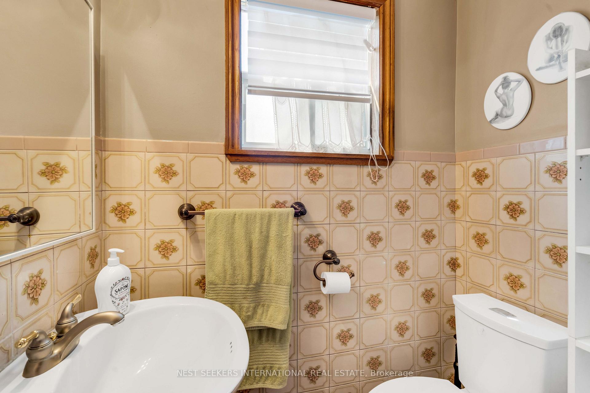 Photo 15 of 65 Orchardcroft Crescent, North York, York University Heights — HOMEH