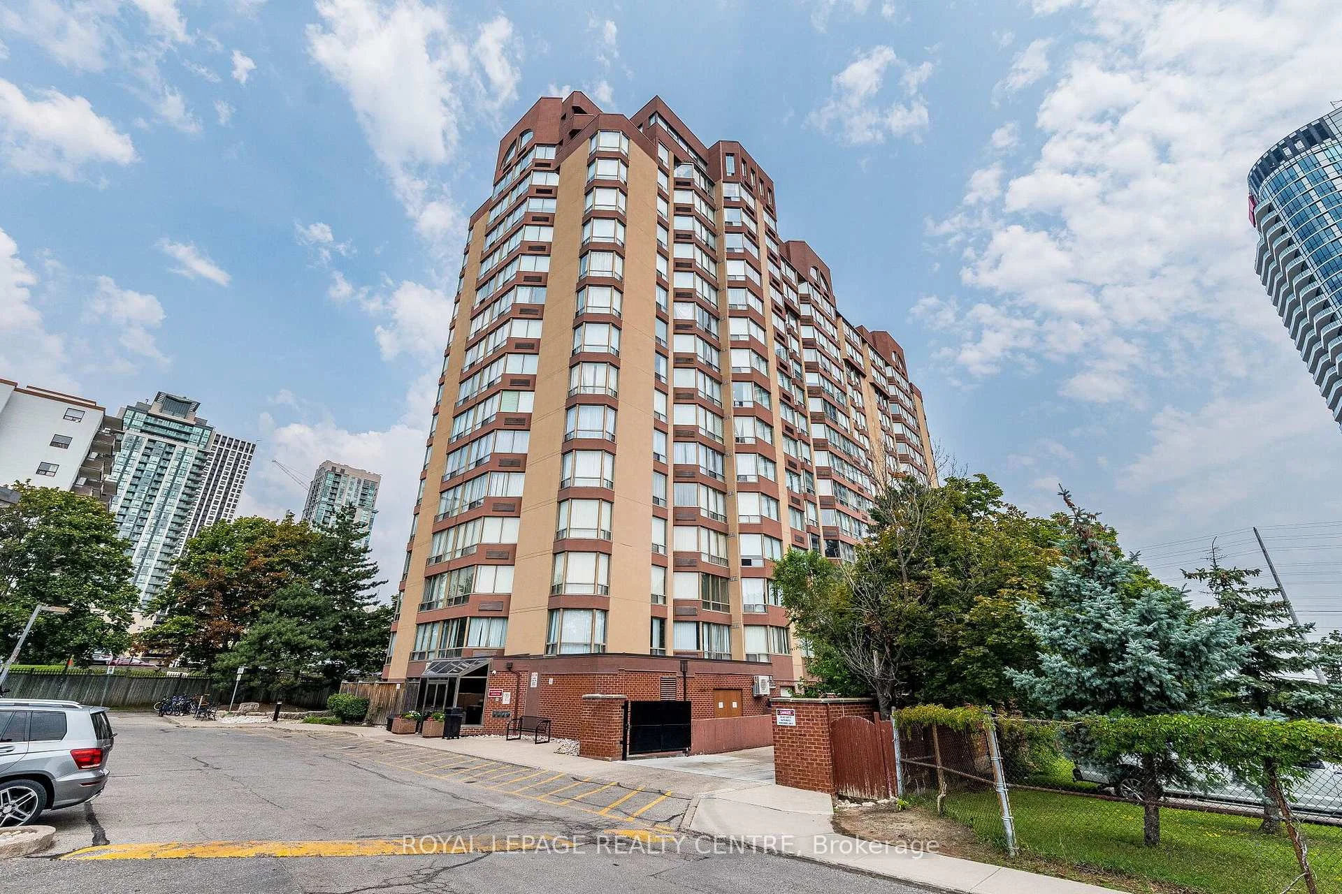 Front of Unit 807, 25 Fairview Road W