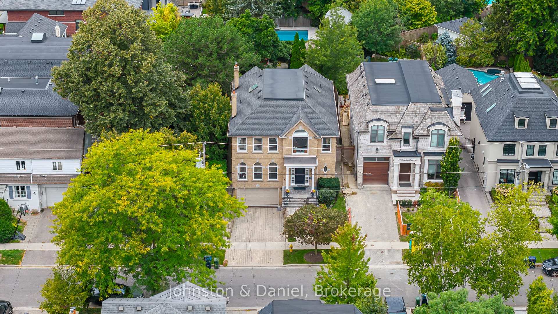 Photo 2 of 42 Douglas Crescent, Toronto, Leaside — HOMEH