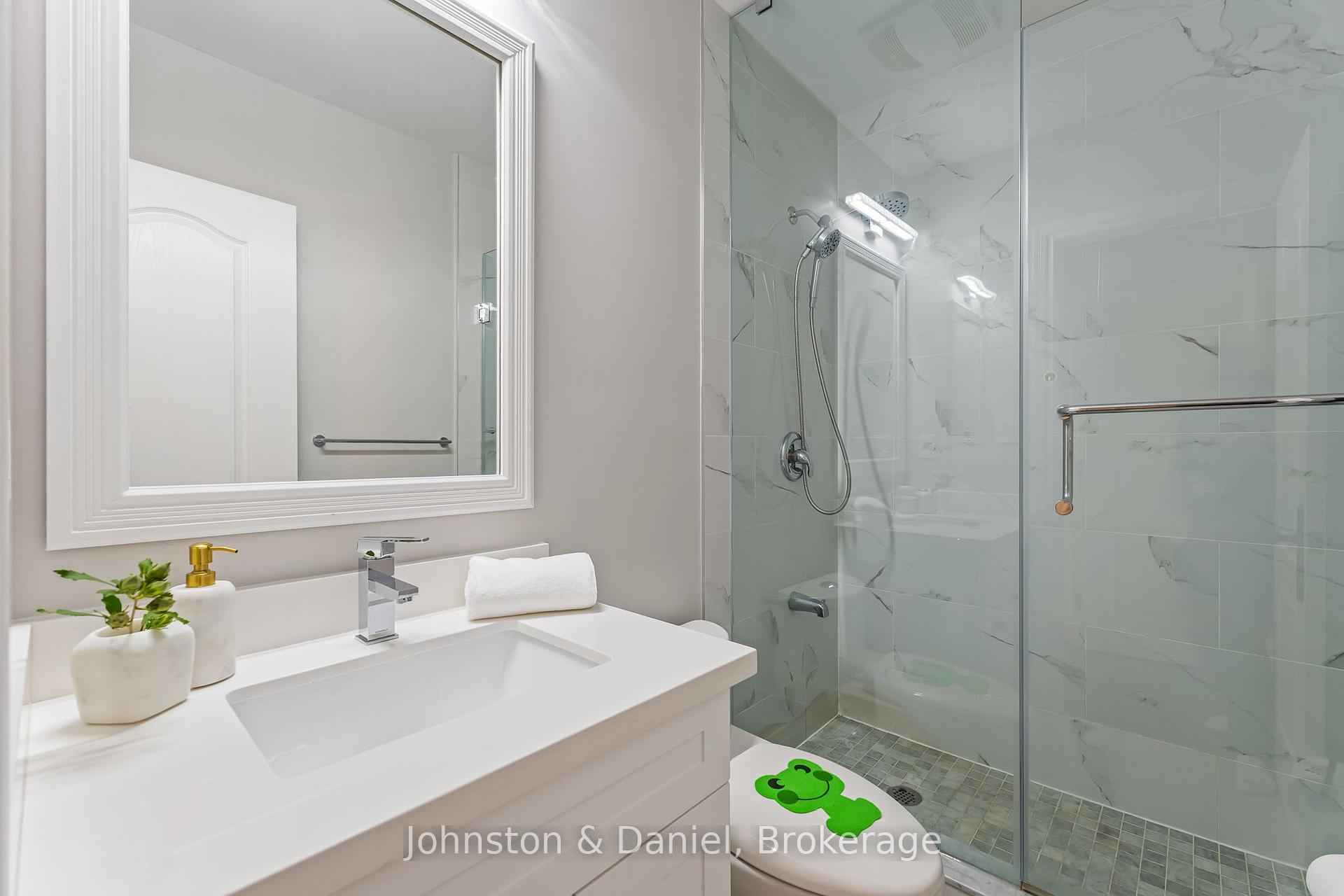 Photo 39 of 42 Douglas Crescent, Toronto, Leaside — HOMEH